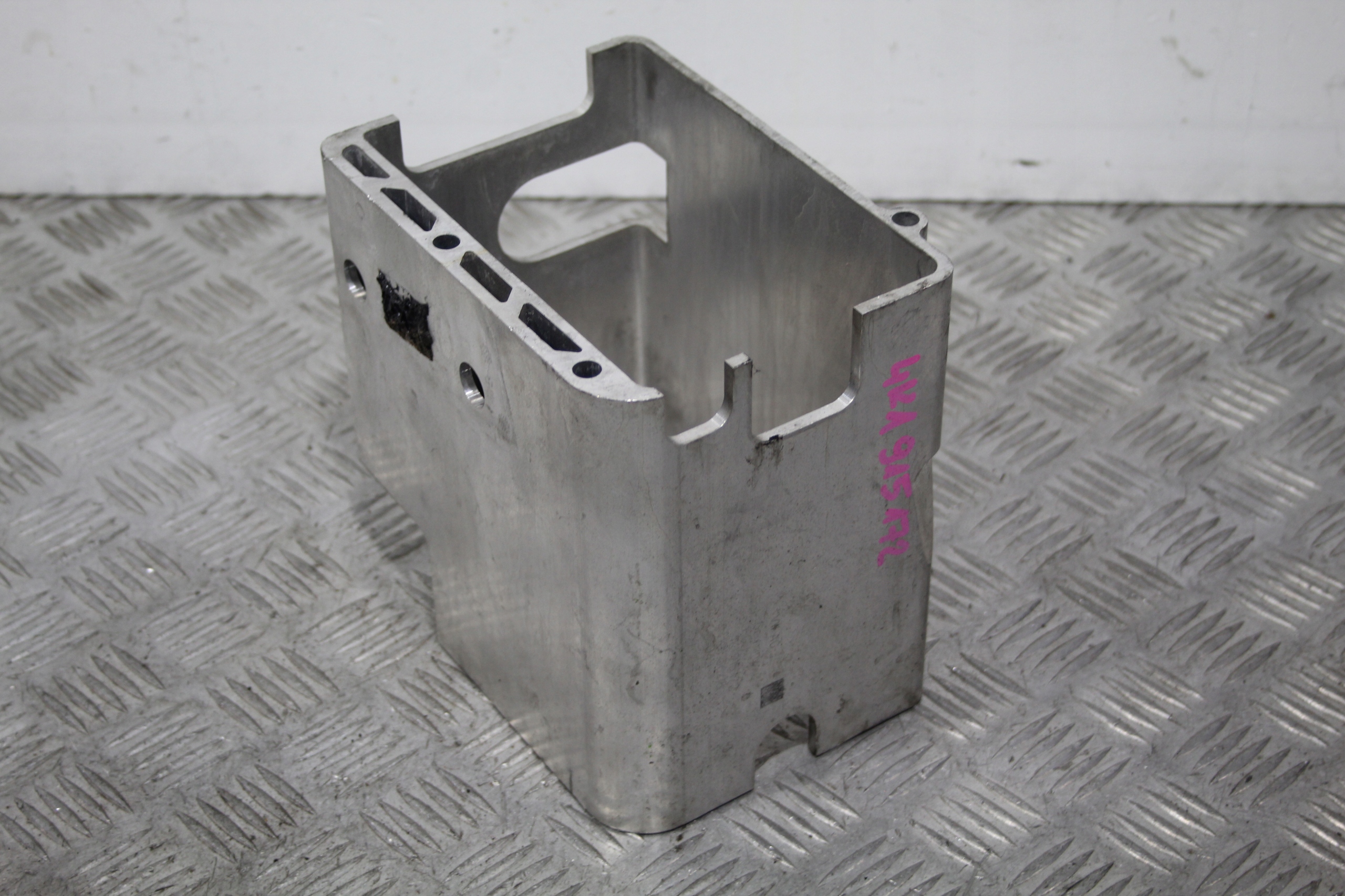 Halter Gehäuse AKUMULATORA AUDI A6 C8 4K0 4K5
