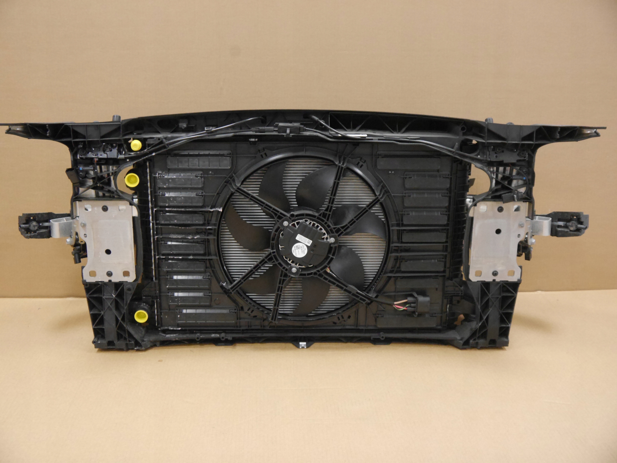 AUDI A4 A5 8W PAS PRZEDNI CHŁODNICE 2.0 TFSI Producent części Audi OE