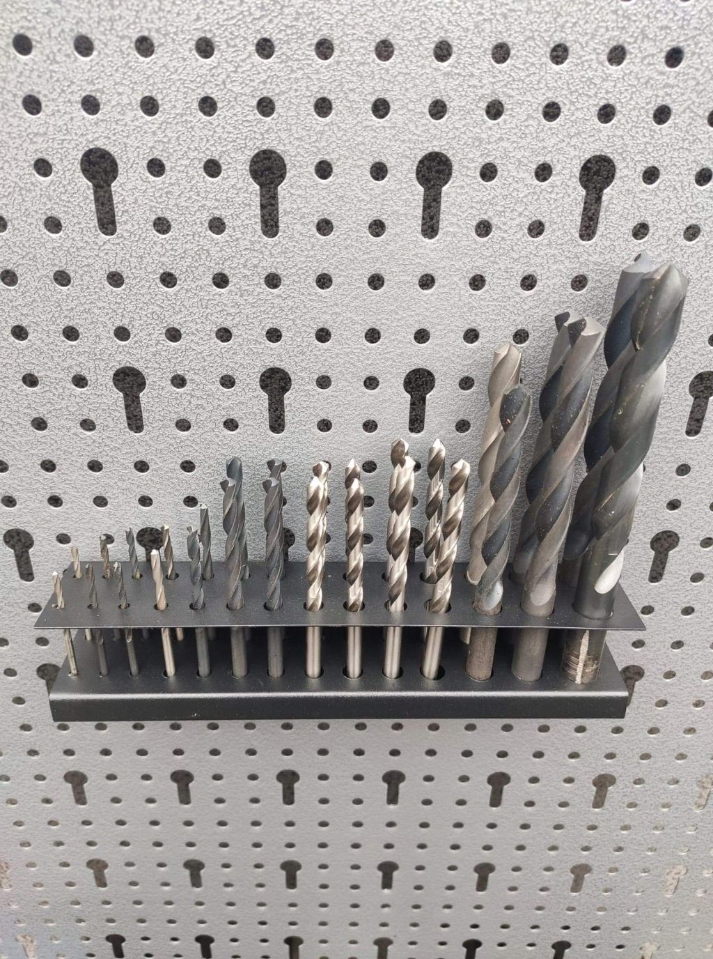 ZAWIESZKA BLASZANA UCHWYT HAK NA 28 WIERTEŁ