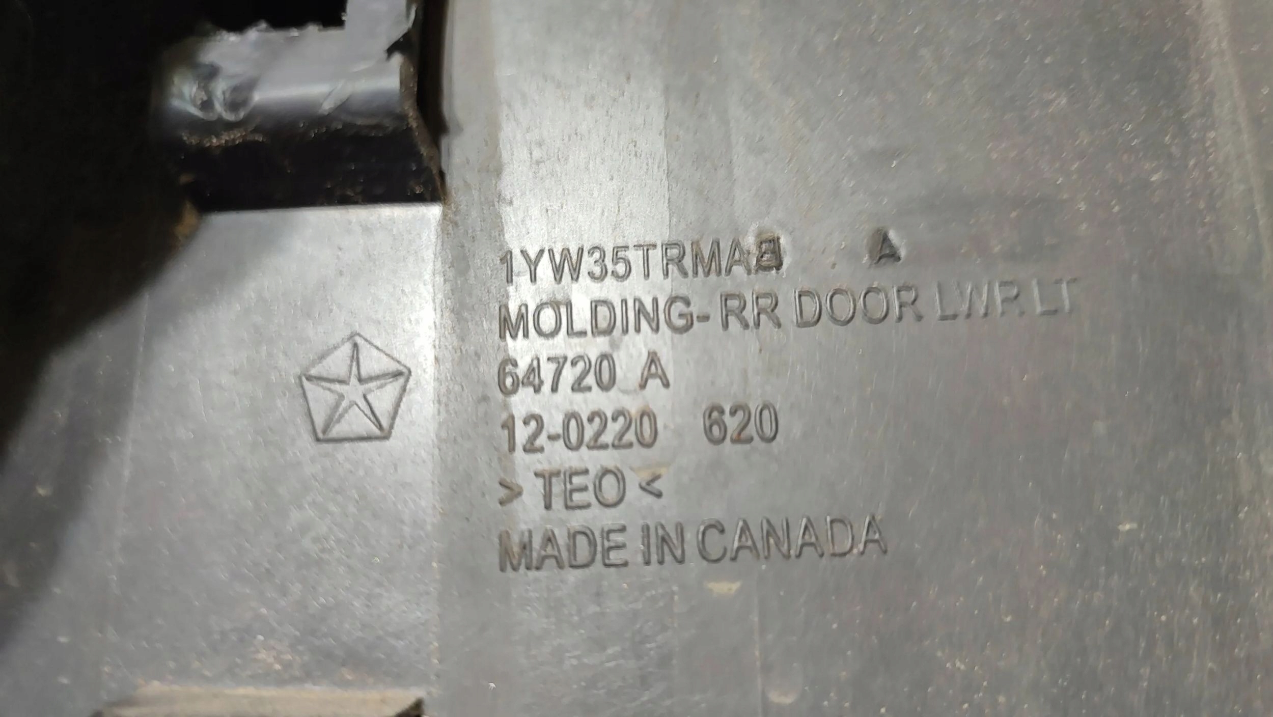 Jeep Cherokee 2015 rear part left moulding door tylnych