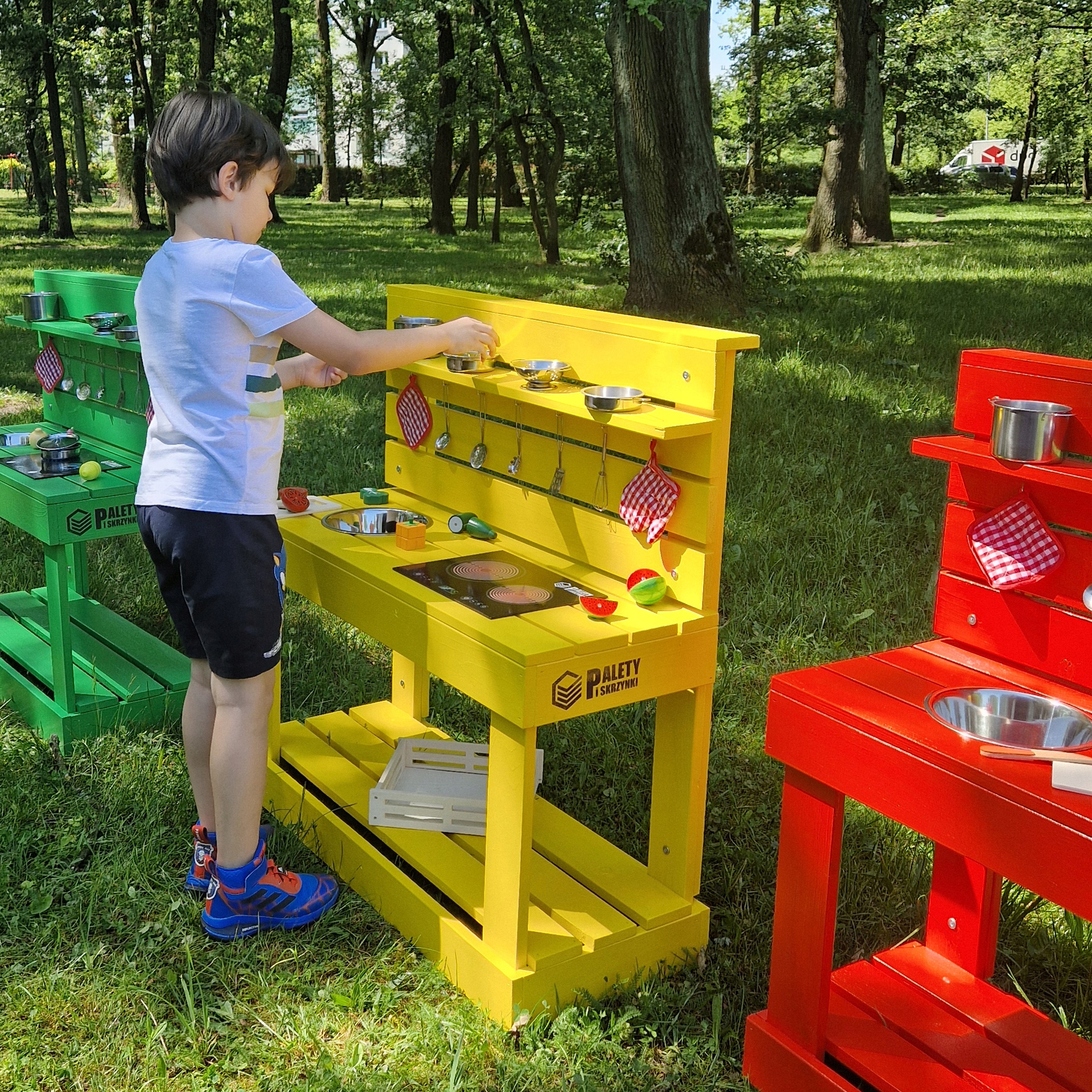 Kuchnia błotna z akcesoriami Czerwona Wiek dziecka 4 lata +