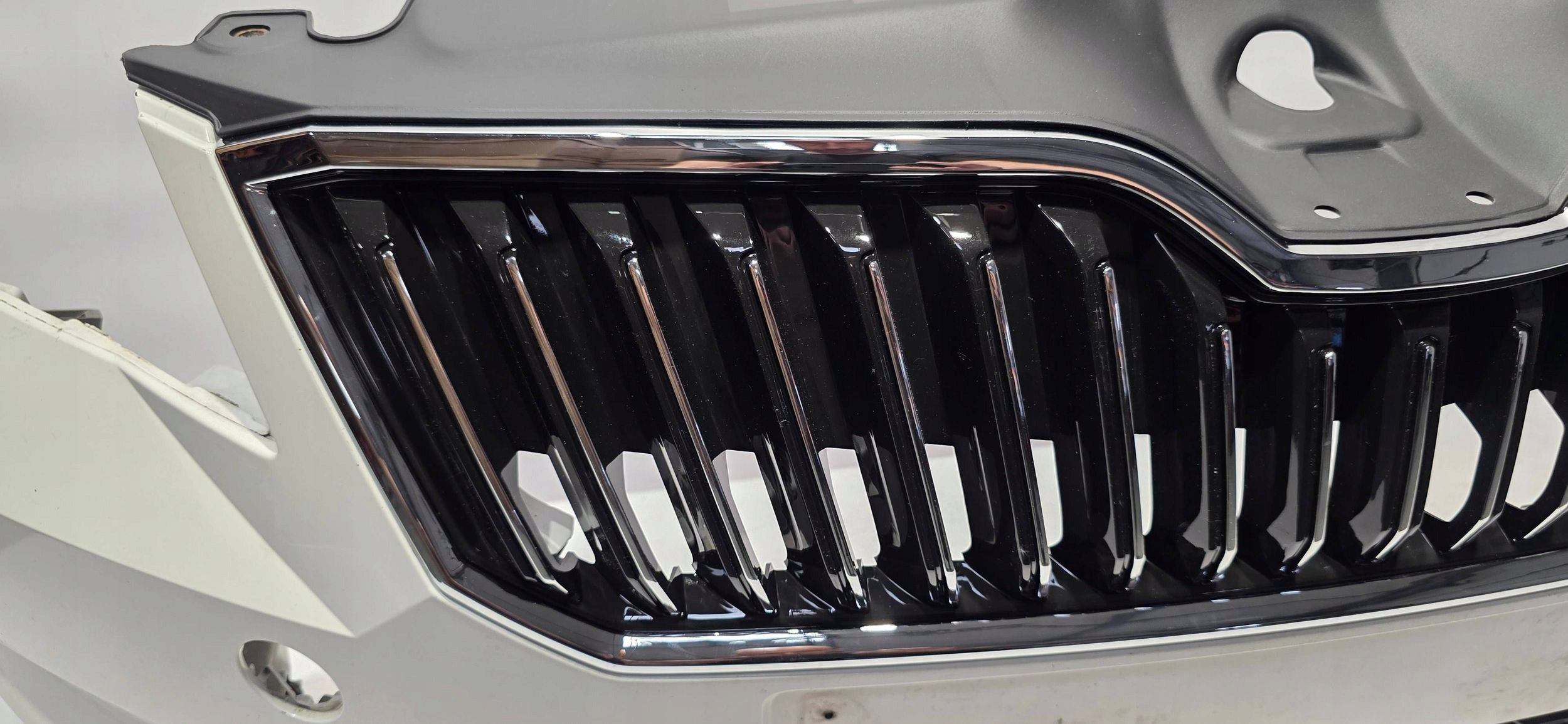 front bumper grille SKODA SUPERB III 15- 6XPDC washers original 3V080722