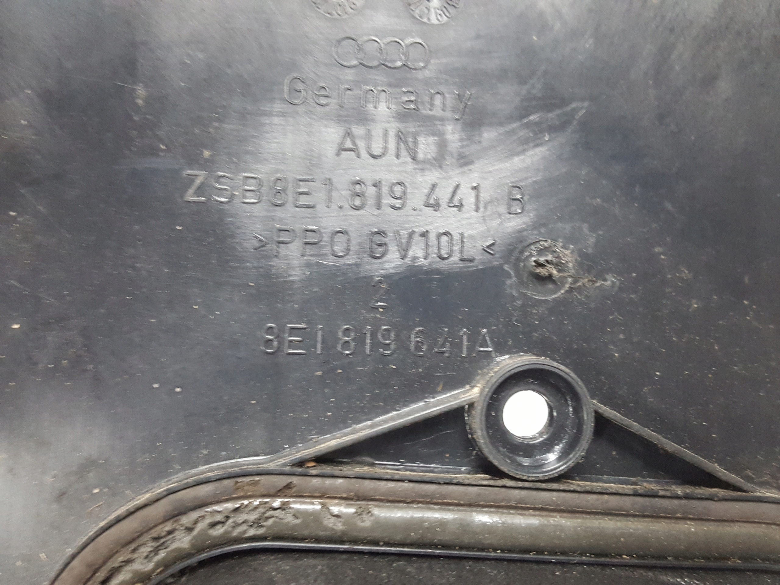 AUDI A4 B7 04-07r OSŁONA PODSZYBIE LEWE 8E1819441B Producent części Audi OE