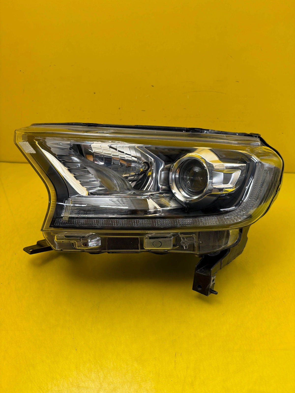 light left front Ford Ranger Raptor Xenon
