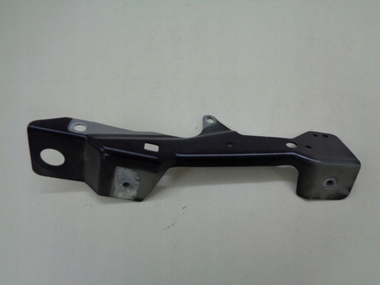 31656861 - VOLVO XC40 MUDGUARD КРОНШТЕЙН ПЕРЕДНИЙ