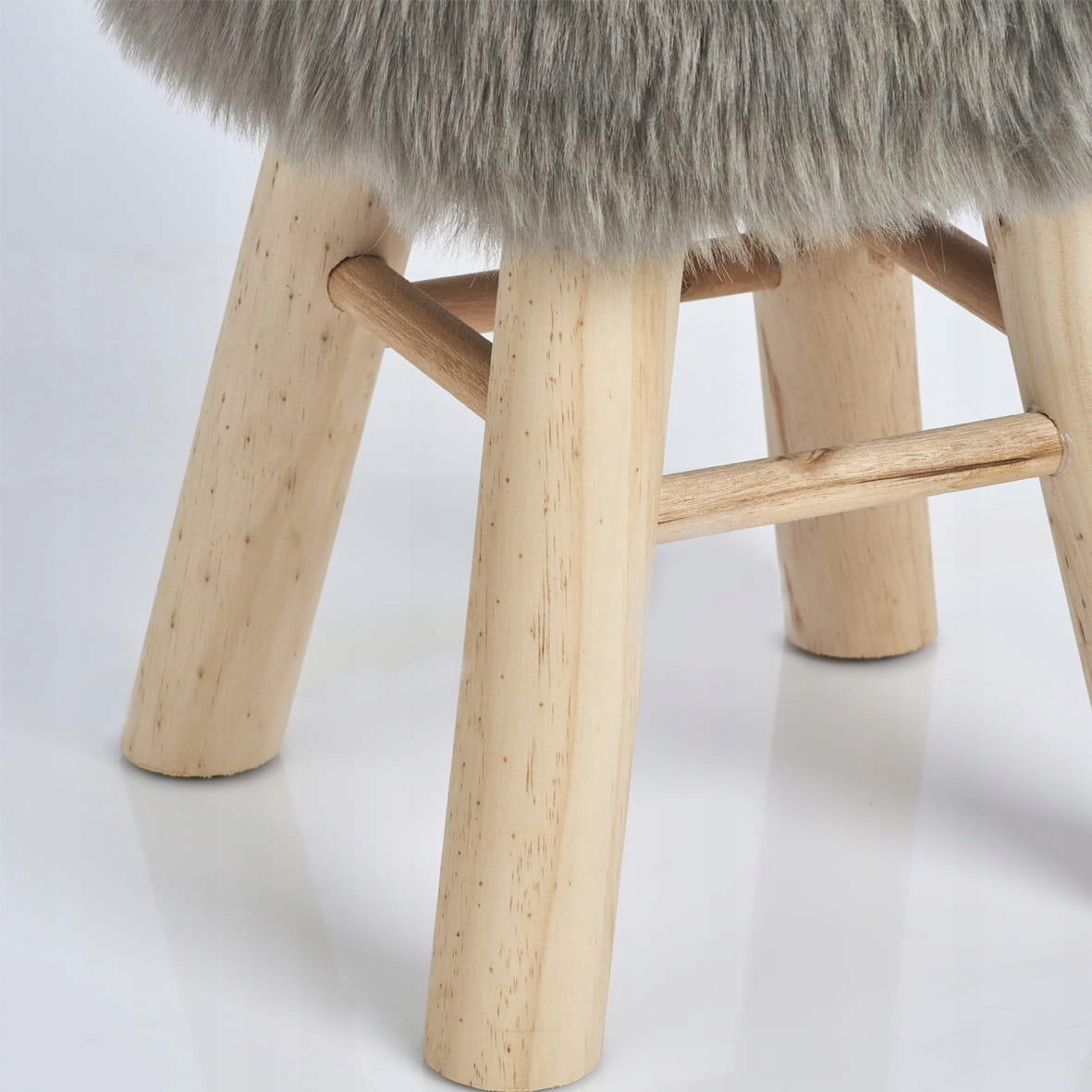 Taboret „Zottel”, drewno / plusz, szary Marka Zeller