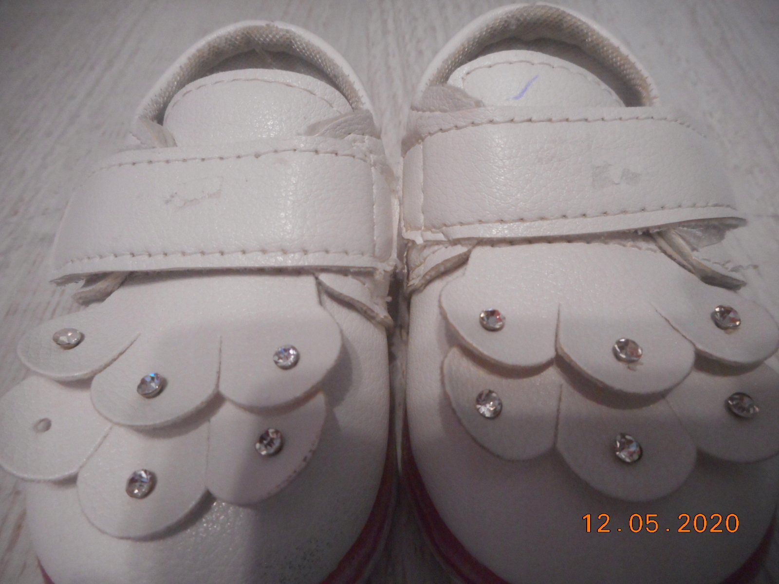 Śliczne buciki dla malutkiej dziewczynki rozm 15 Kod producenta brak