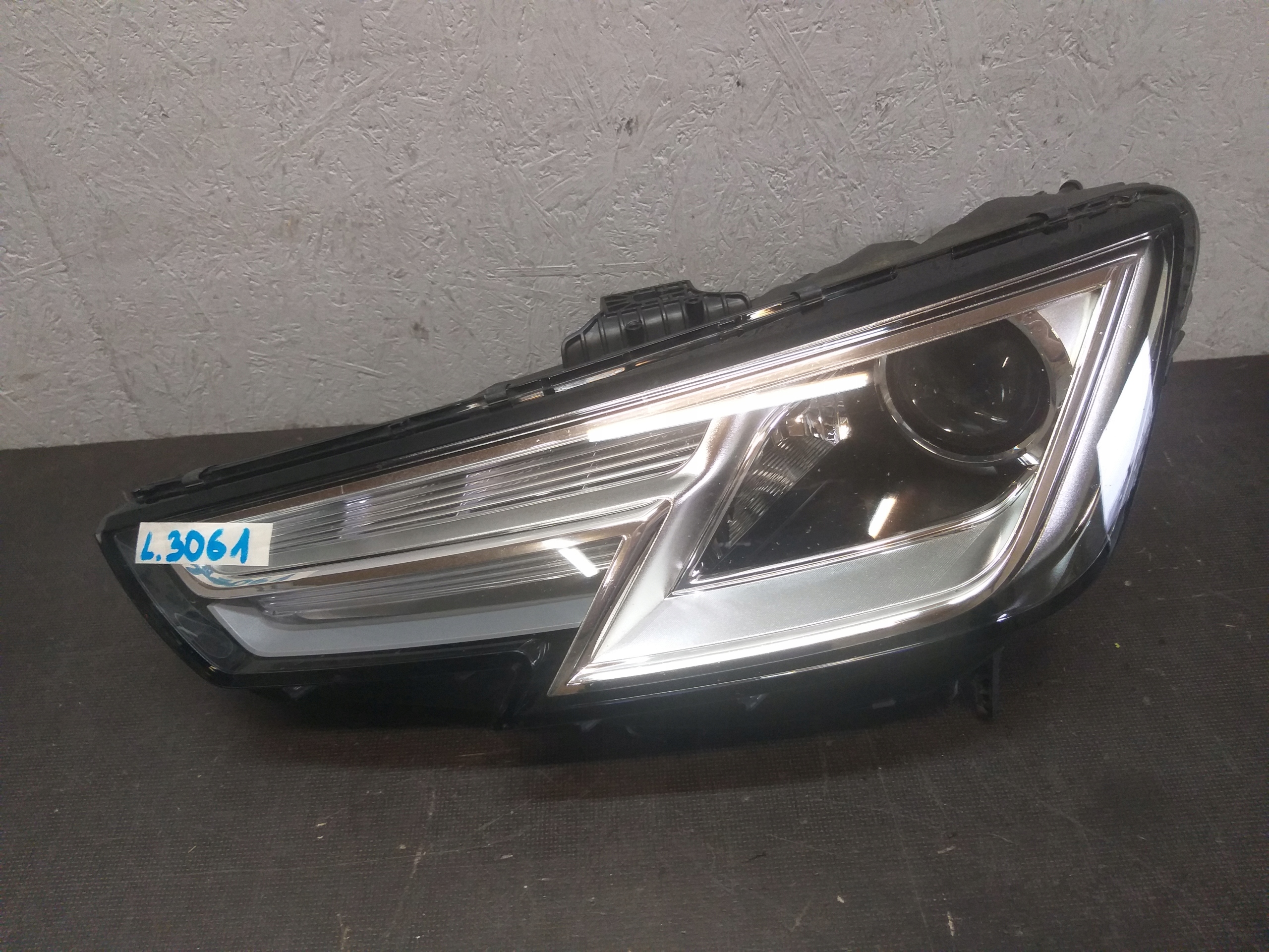 light front left AUDI A4 B9 16- XENON 8W0941005