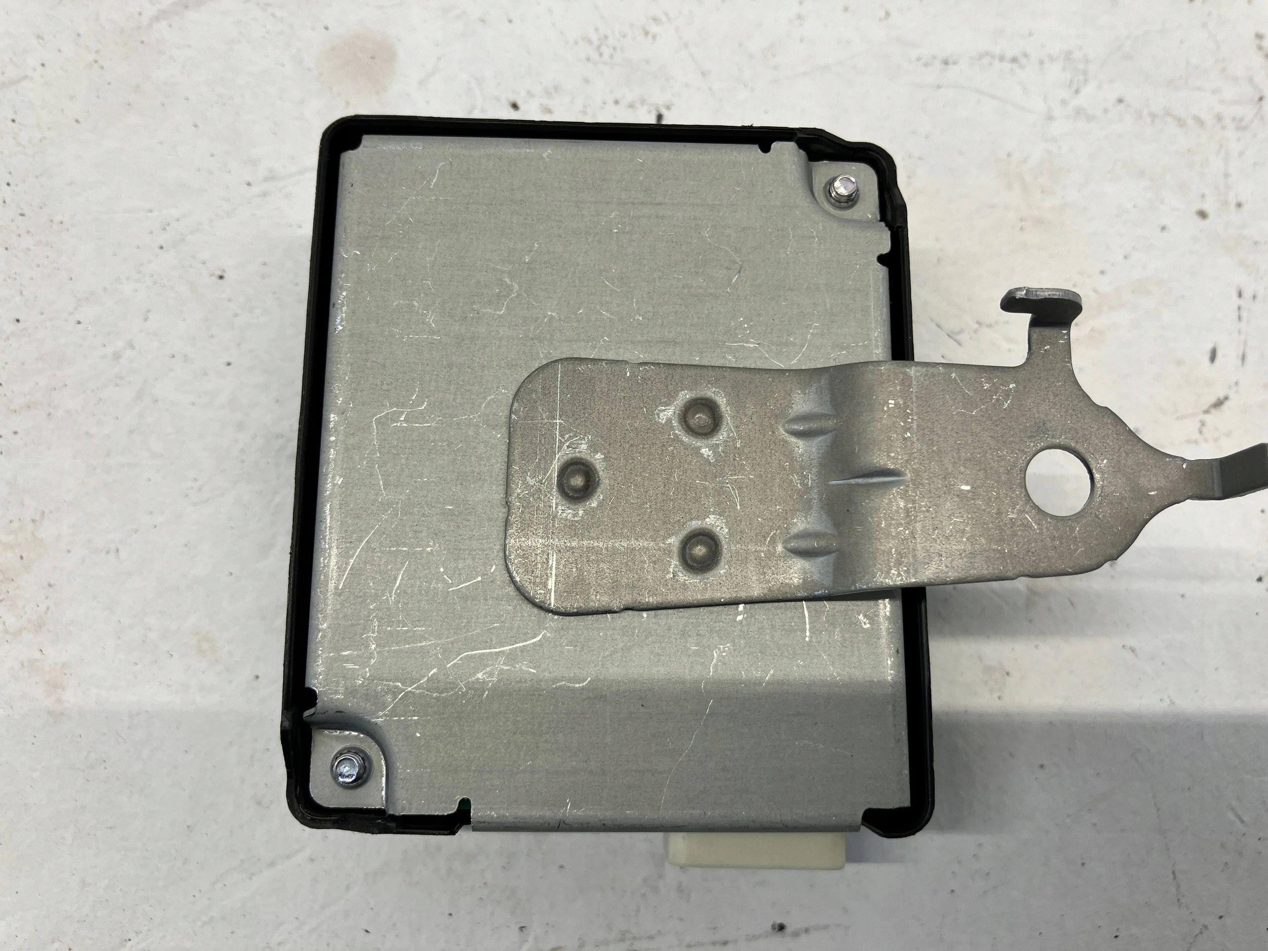 YARIS IV MAZDA 2 MODUŁ STEROWNIK DRZWI CIŚNIENIA W KOŁACH 897B0-K0011 Liczba sztuk 1 szt.