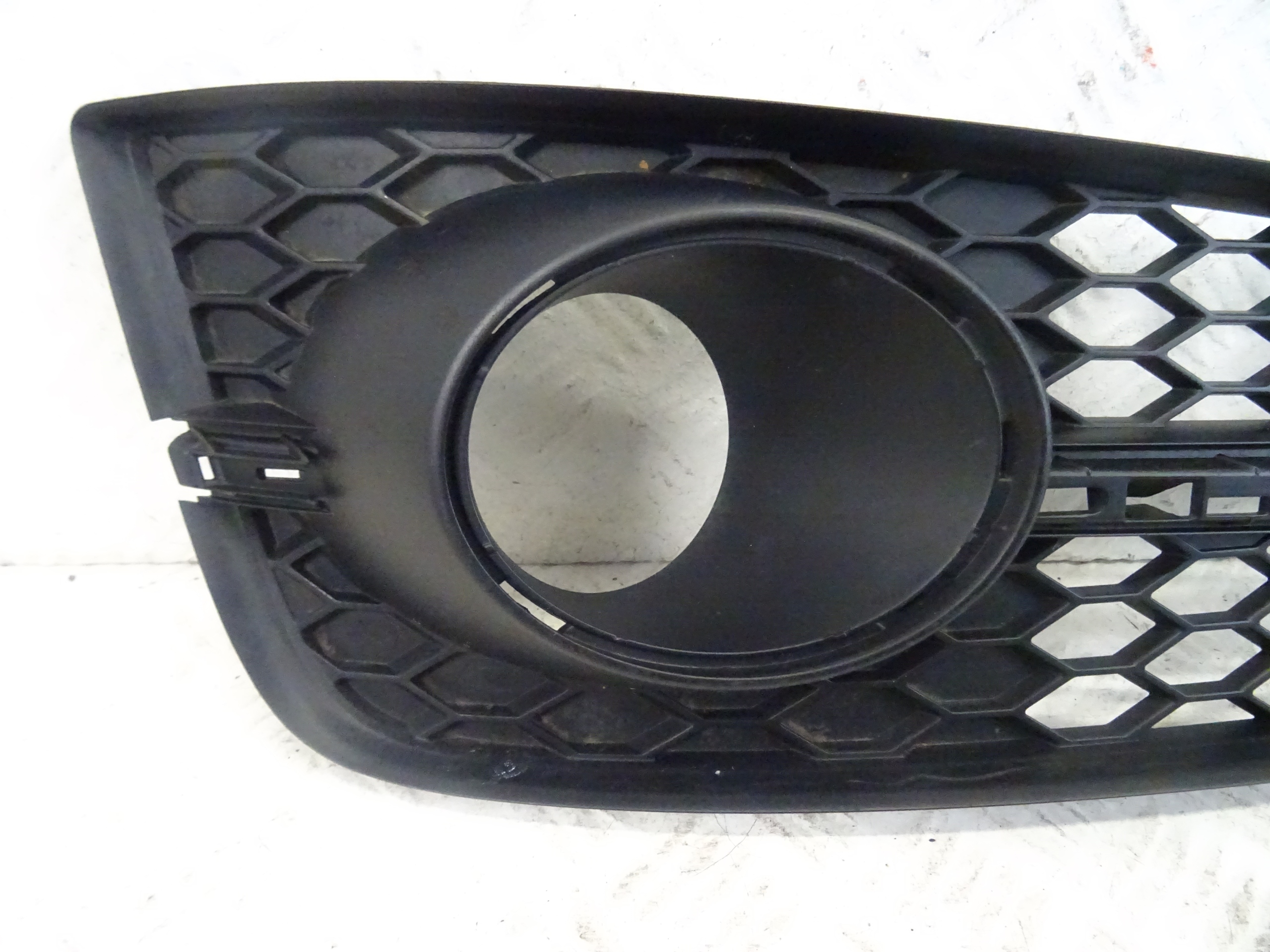 grid of a bumper front front right AUDI A8 S8 D4 4H 4H0807680AB