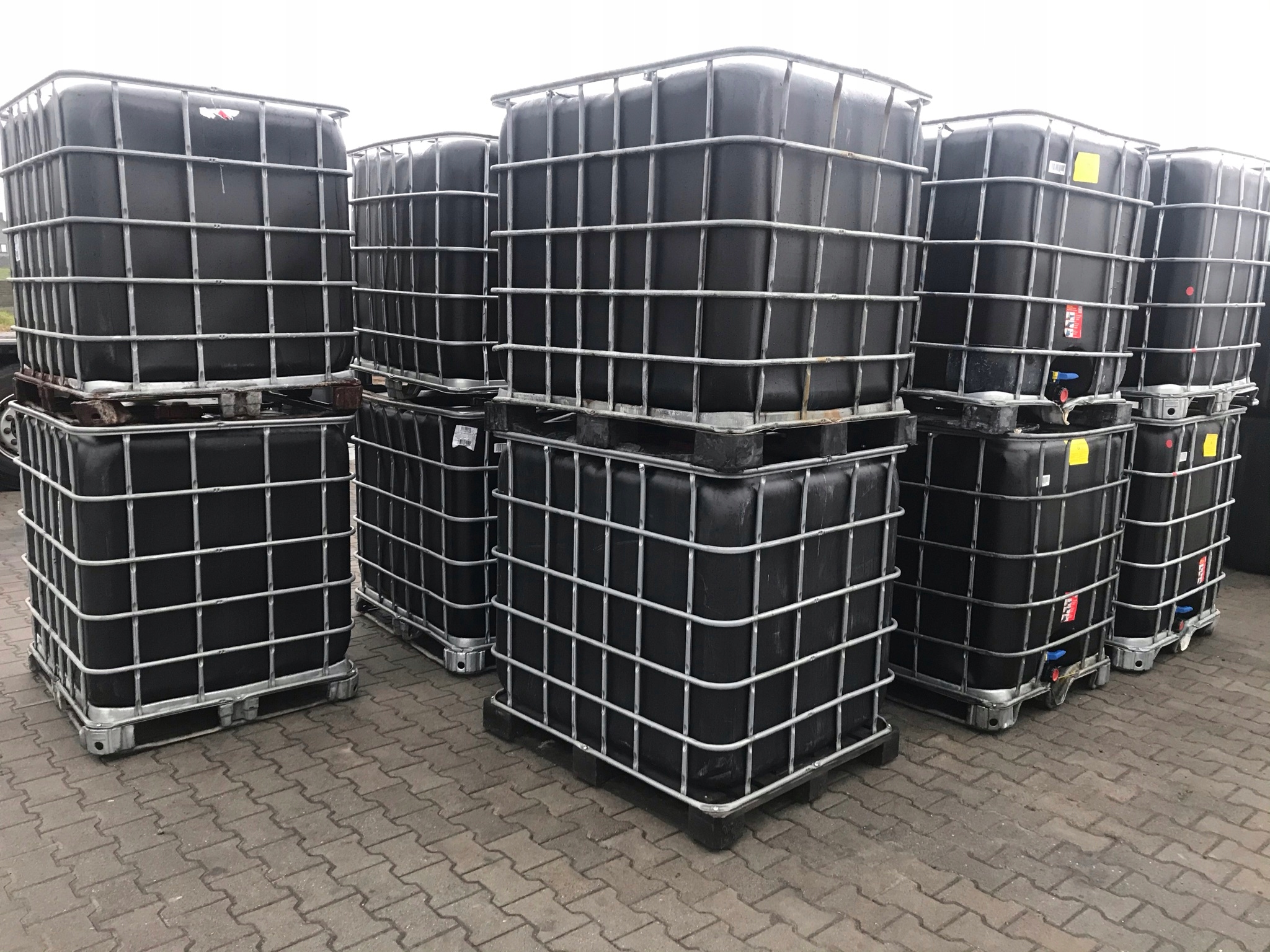 IBC Zbiornik 1000l mauzer - czarny(UV) Wysokość produktu 117 cm