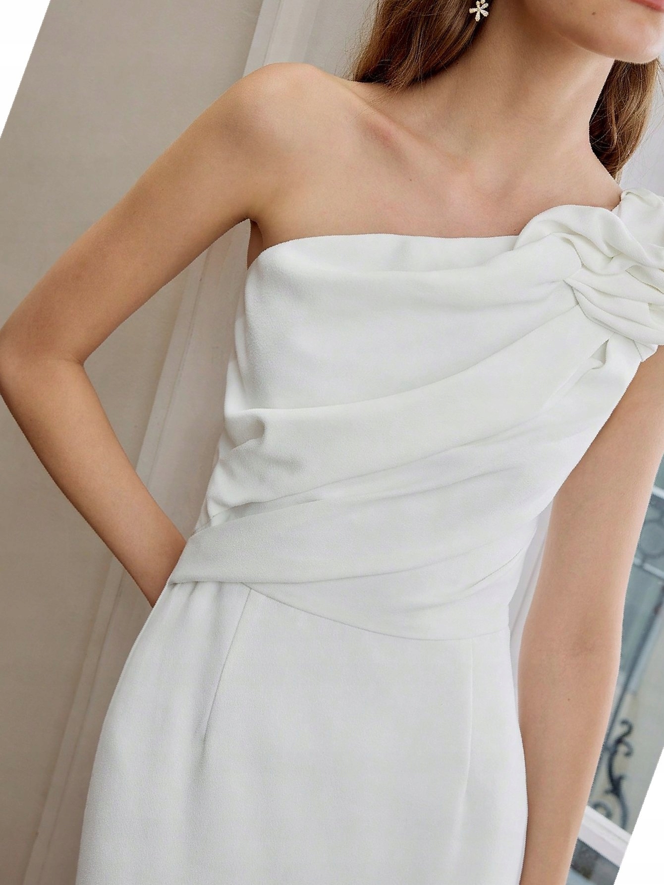 Šaty Motf na jedno rameno Bílá Premium Za koleno L 40