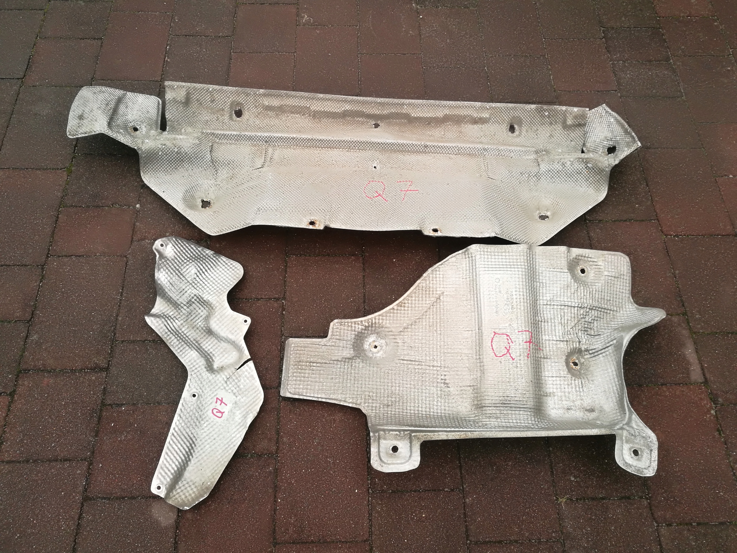 ЗАХИСТ ТЕРМОІЗОЛЯЦІЯ ТУНЕЛЯ З НИЗУ --AUDI Q7 4Ll0