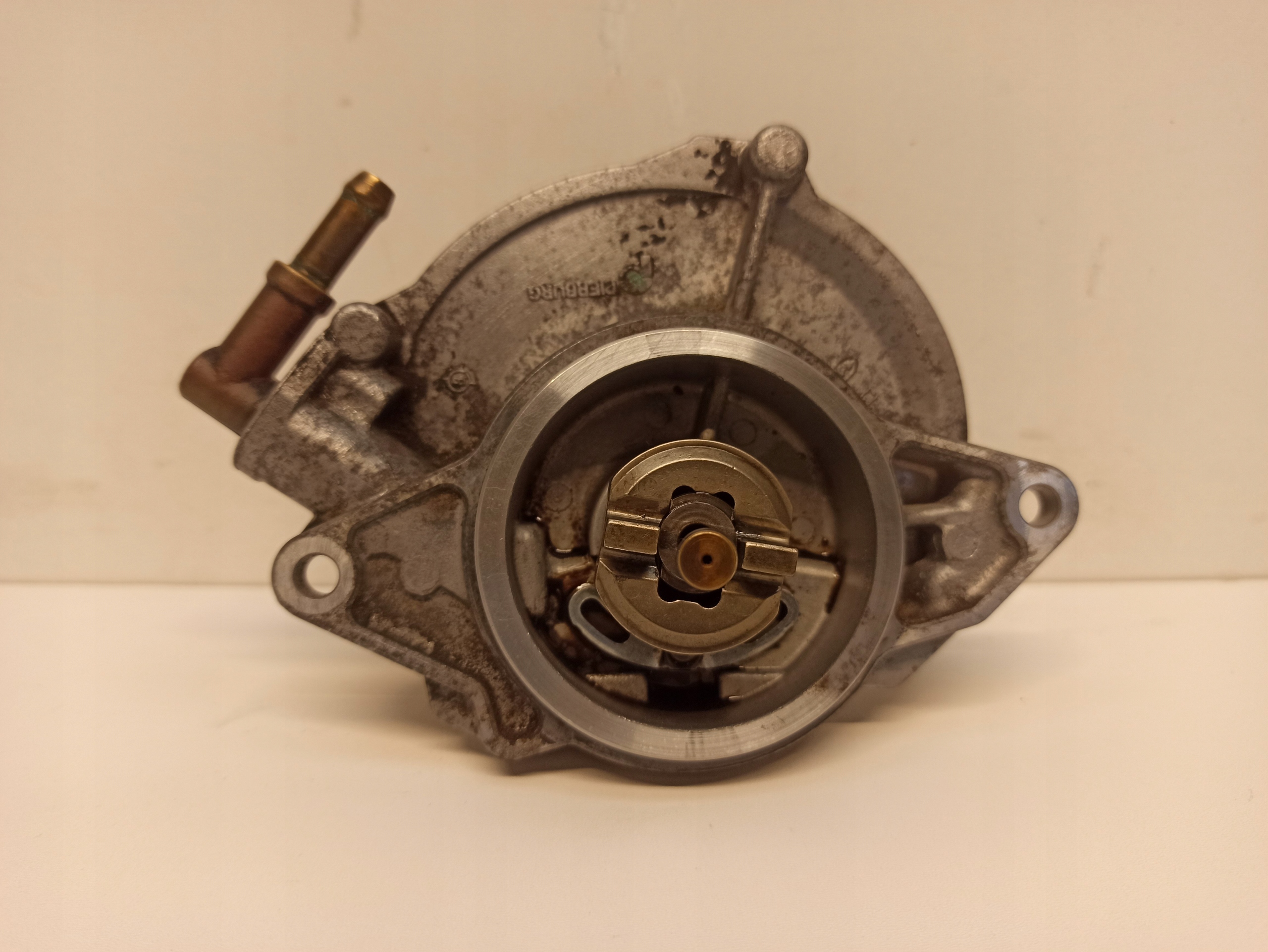 насос вакум Audi A4 B8 057145100AF