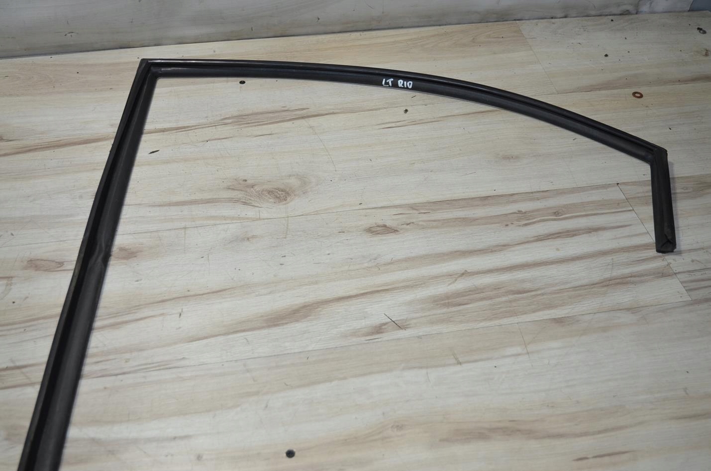 11969891592 - Ущільнювач скла двері лівий задній Kia Rio III 2013