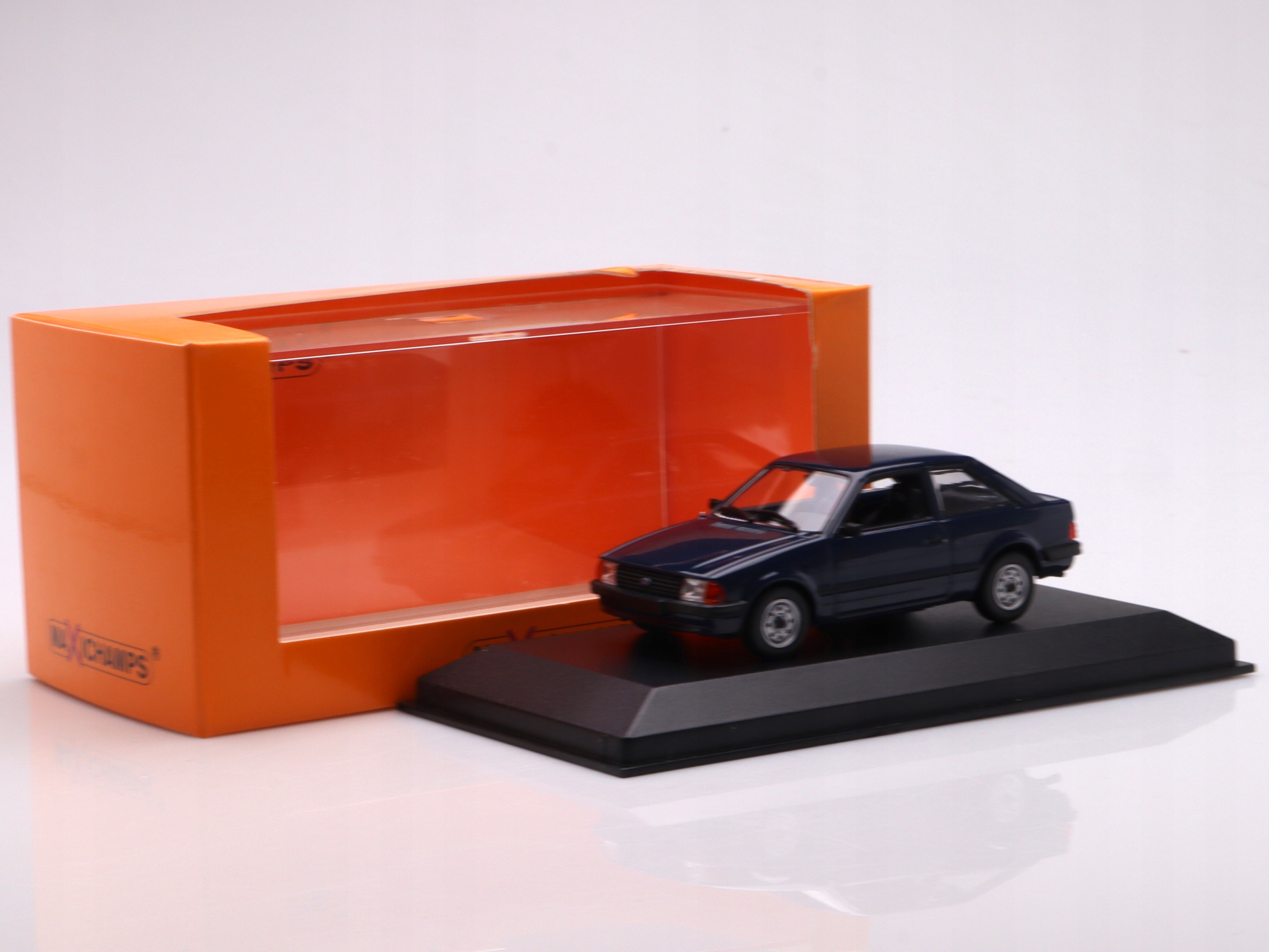 Ford Escort 1981, modrý Minichamps 1:43