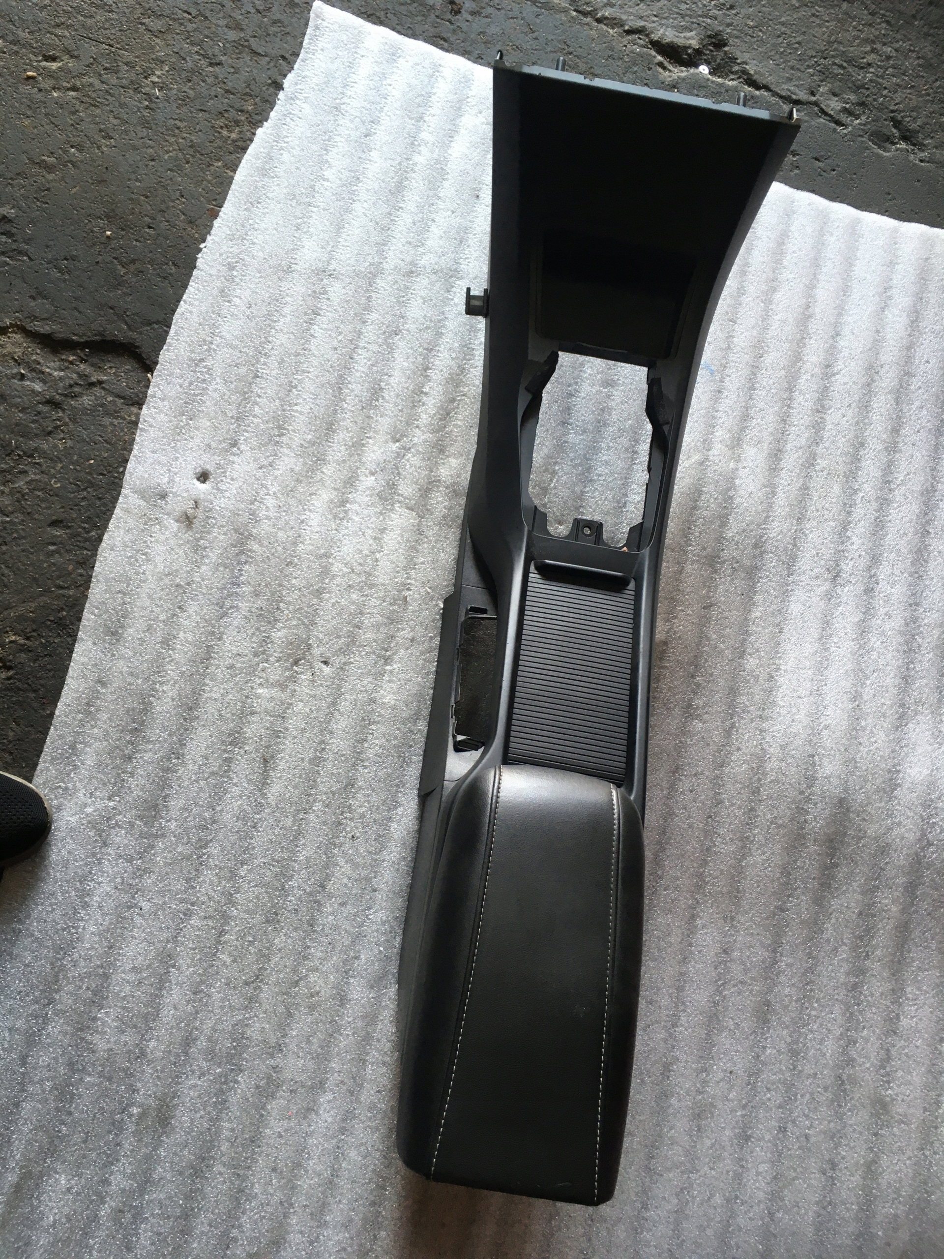 35 VOLVO V40 II підлокітник тунель