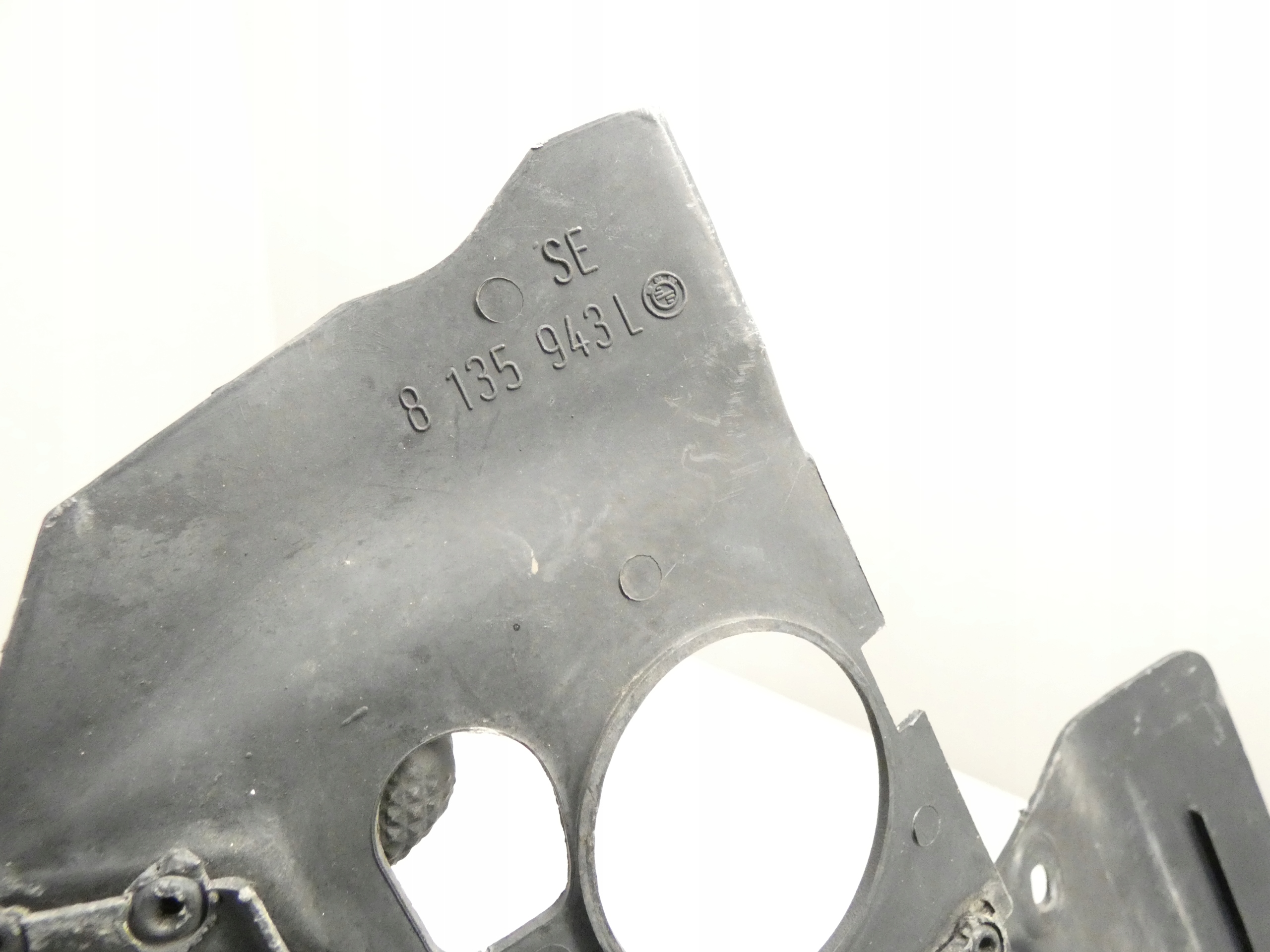 kryt chladiče stěny předního BMW E36 81359479