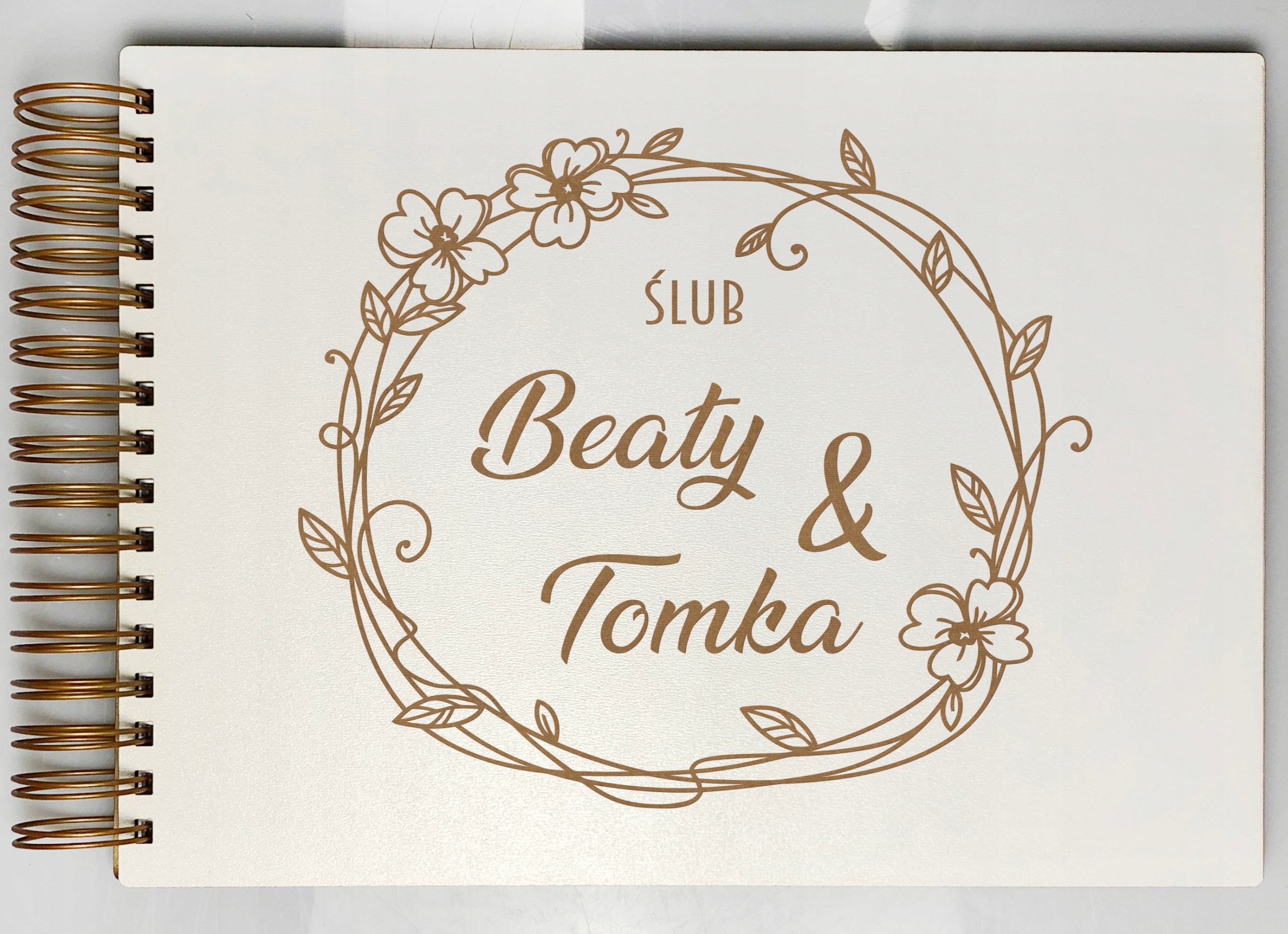 DREWNIANY ALBUM NA ZDJĘCIA PREZENT NA ŚLUB DLA PARY MŁODEJ GRAWER Materiał okładki inny