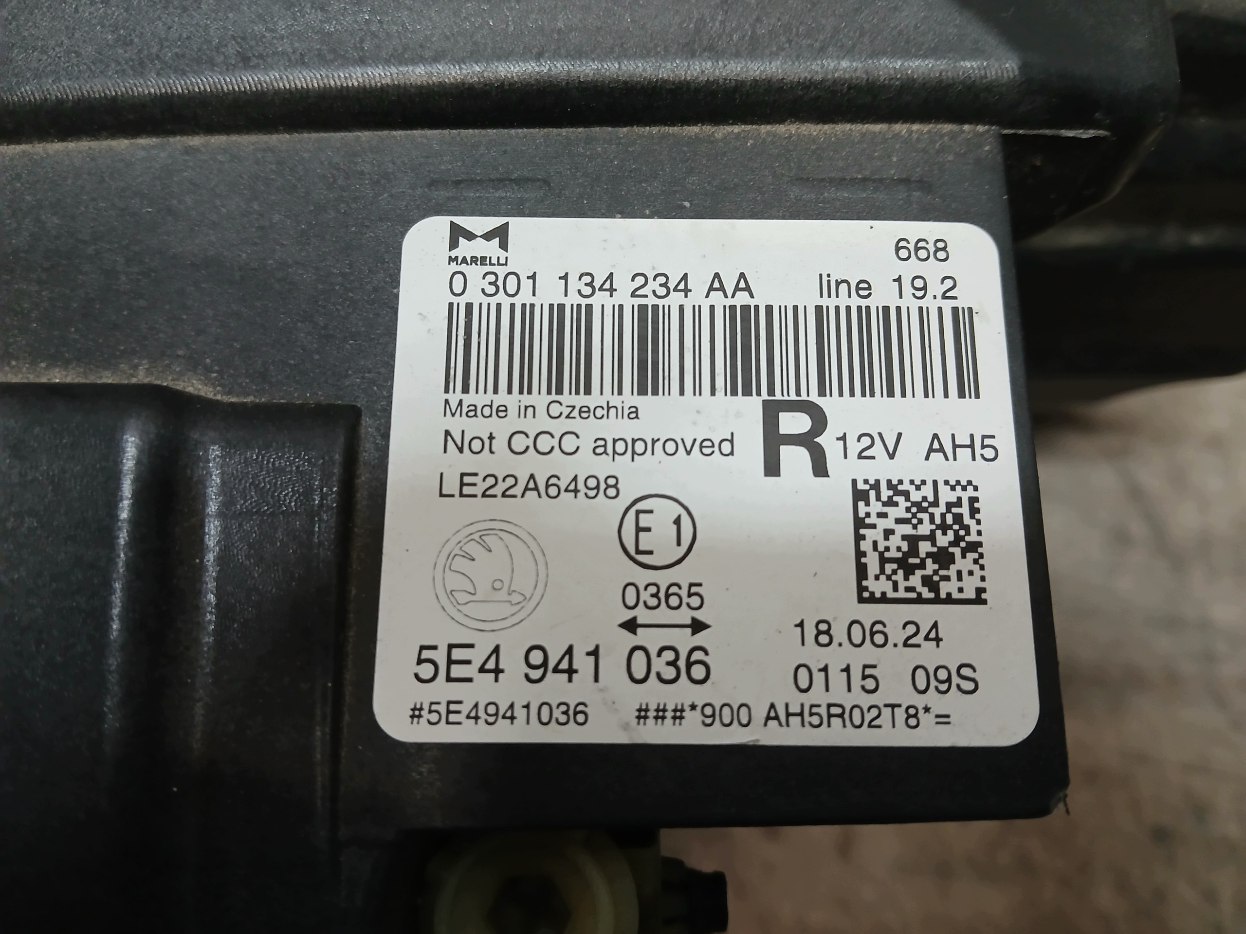 light lights front right left SKODA OCTAVIA IV 4 LIFT FULL LED 5E4941036