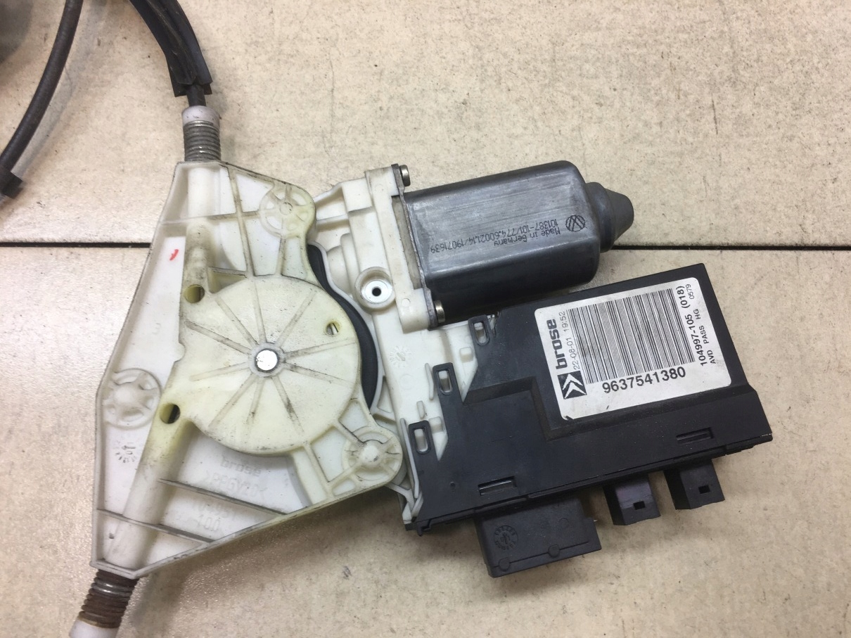 Mécanisme essuie glaces Droite Avant C5 et 9637541380