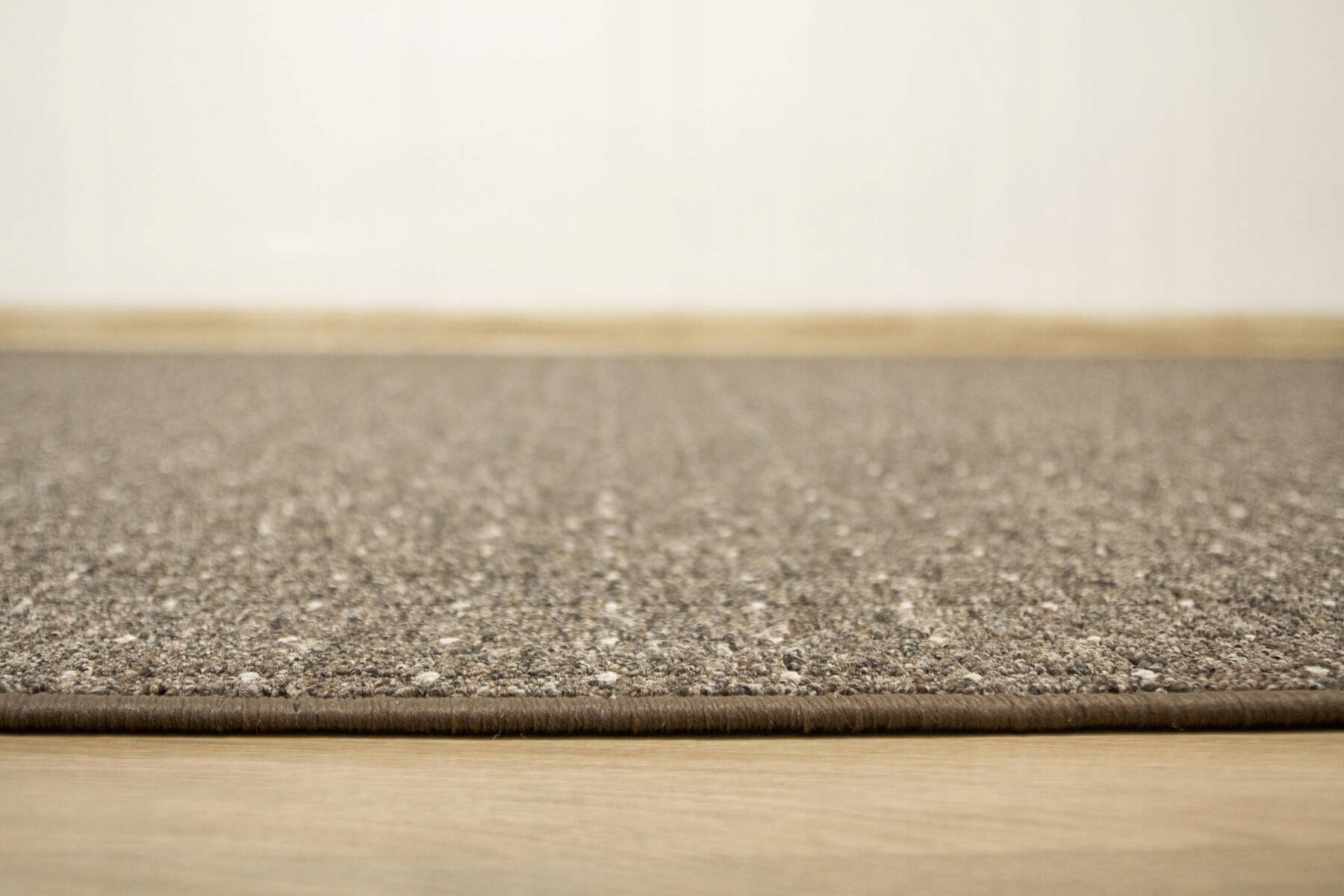 DYWAN PĘTELKOWY NA FILCU DO SALONU BRĄZOWY BEŻ W KRATKĘ ZEMBLA 200x200 cm Wysokość runa 5 mm