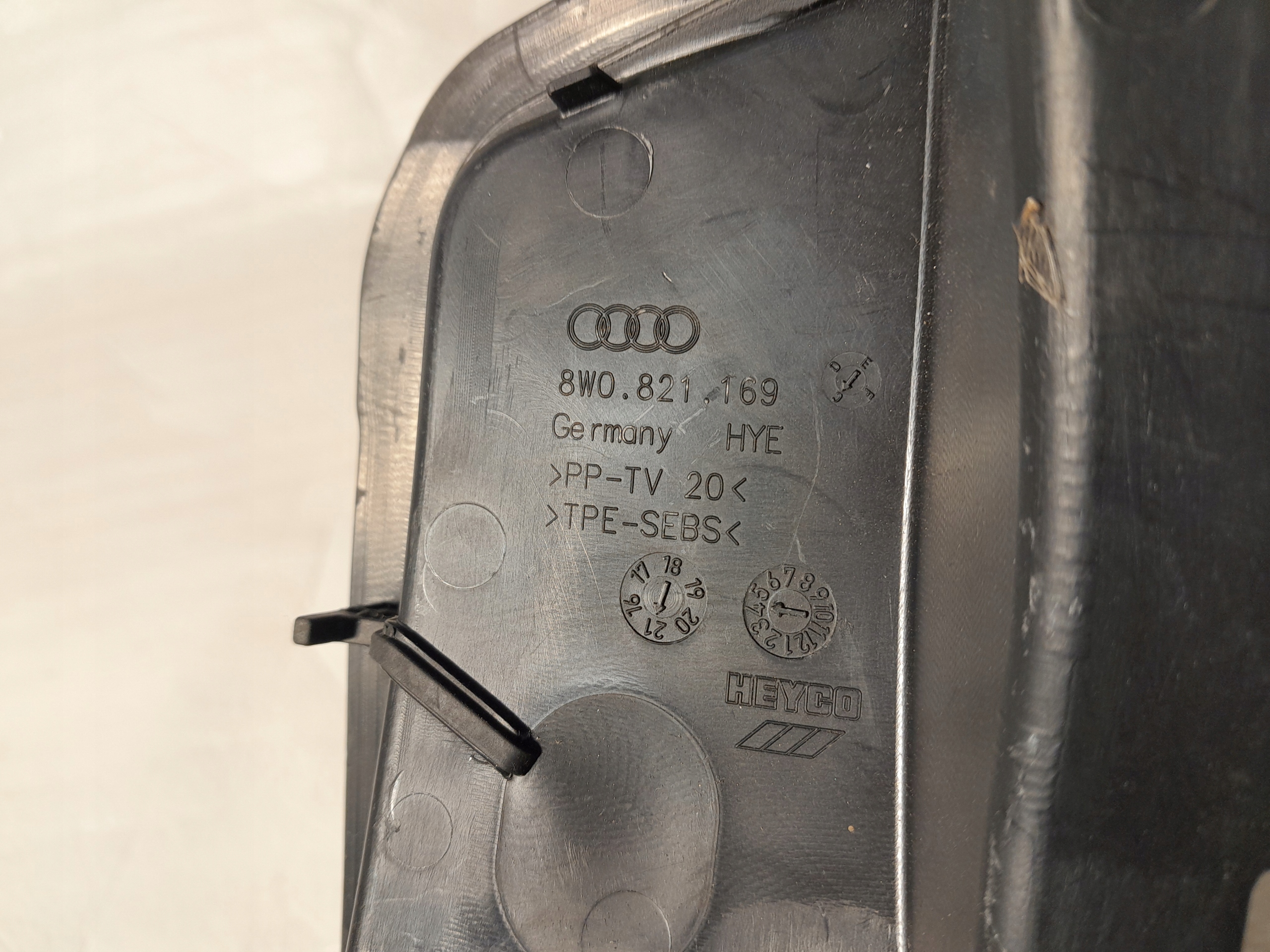 AUDI A4 B9 fedél hangszigetelő sárvédöt bal eleje 8W0821169C