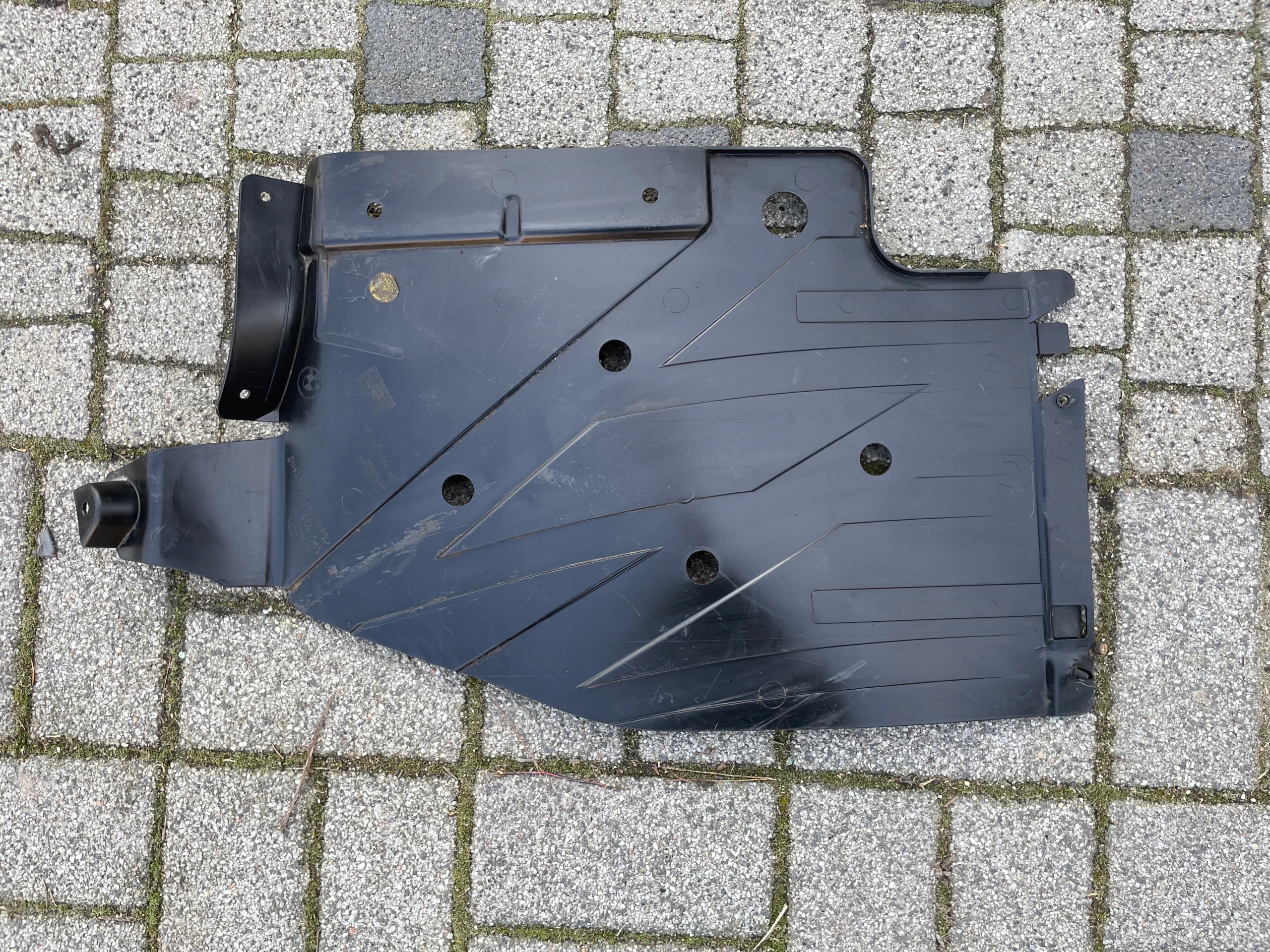 BMW F30 F31 F32 F36 OSŁONA PODWOZIA LEWA 7258049