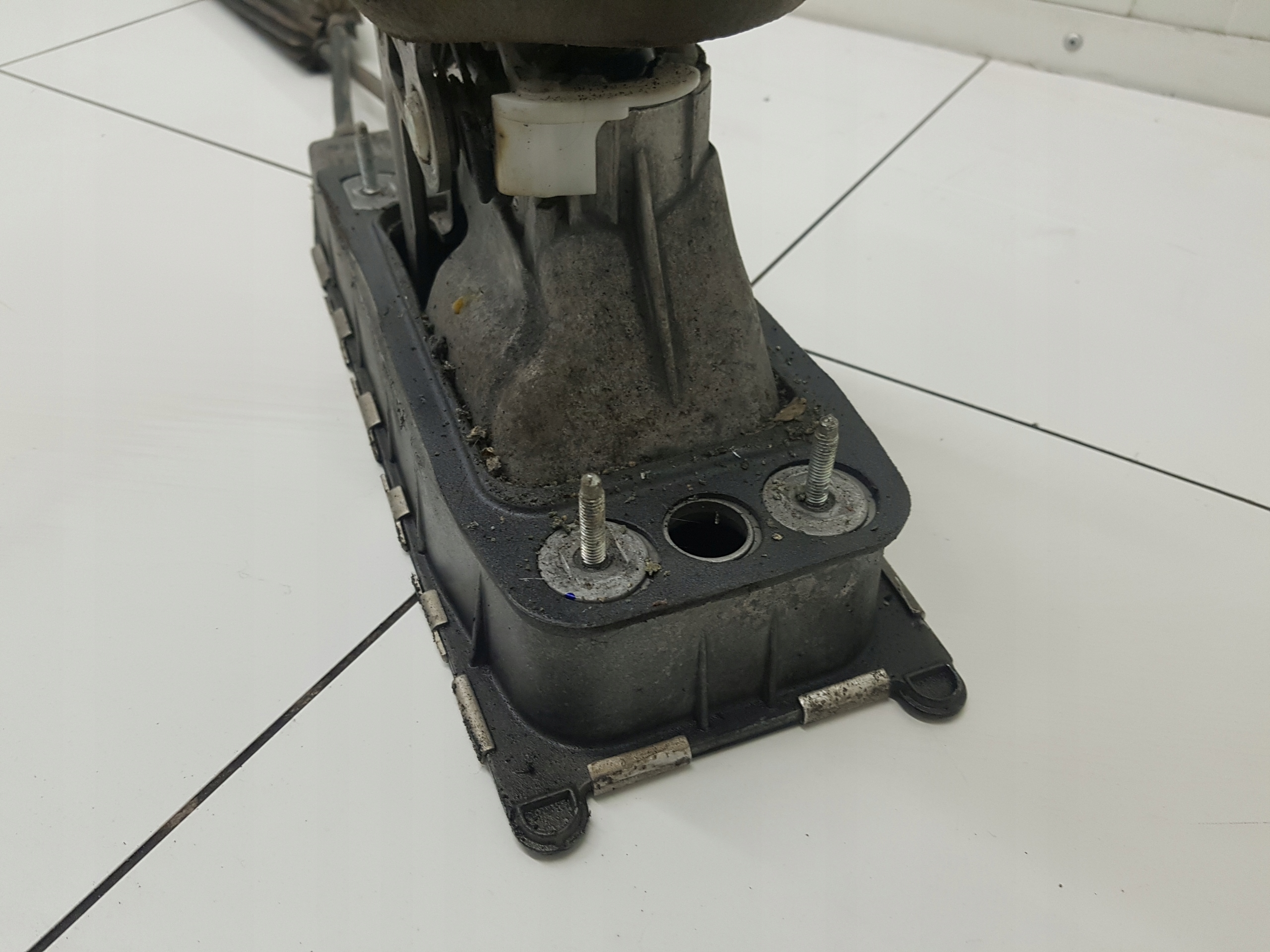 trim changes of the gear VOLKSWAGEN GOLF 5 1K0711049