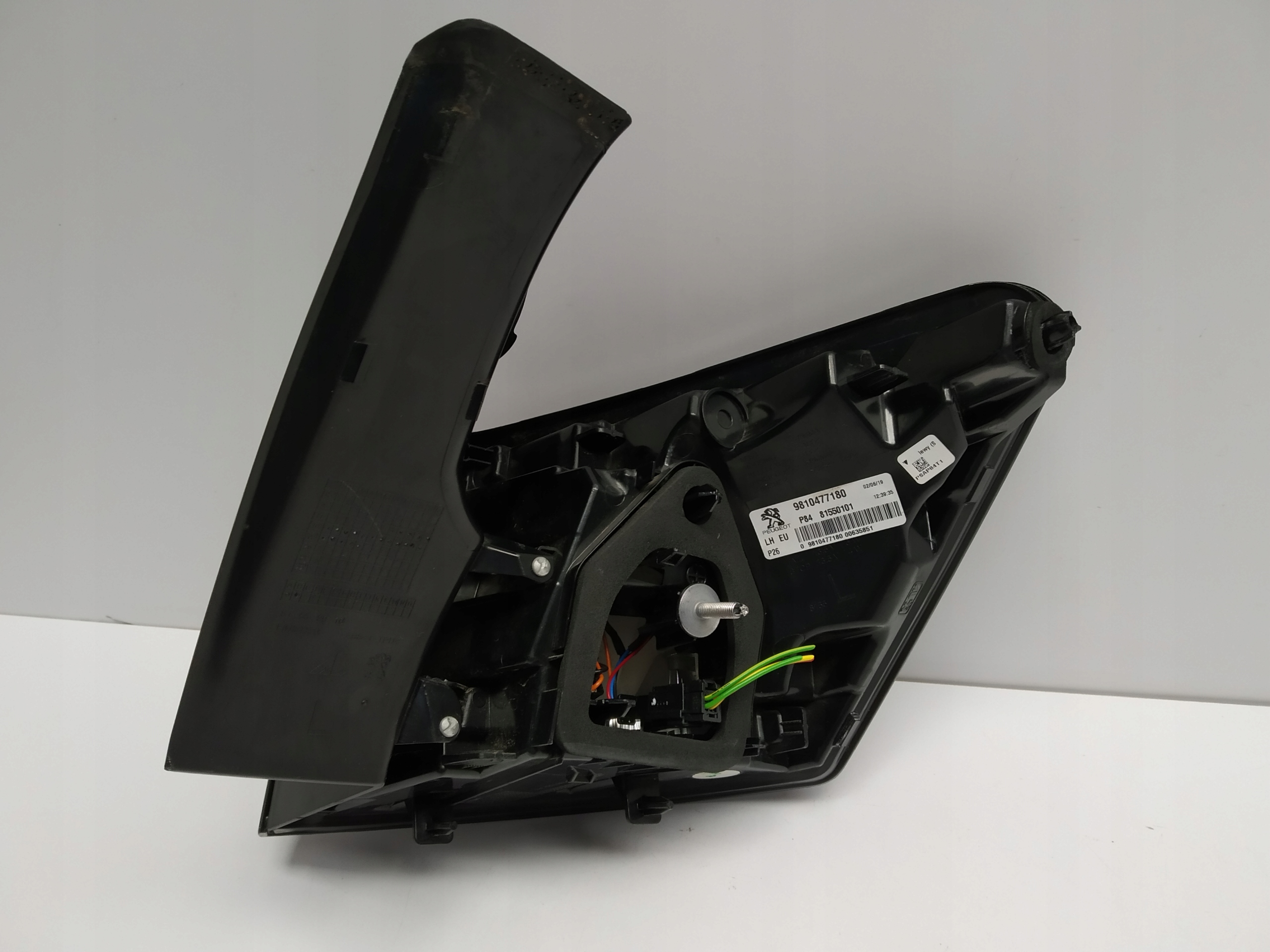 16+ Peugeot 3008 II P84 light rear part left plastic