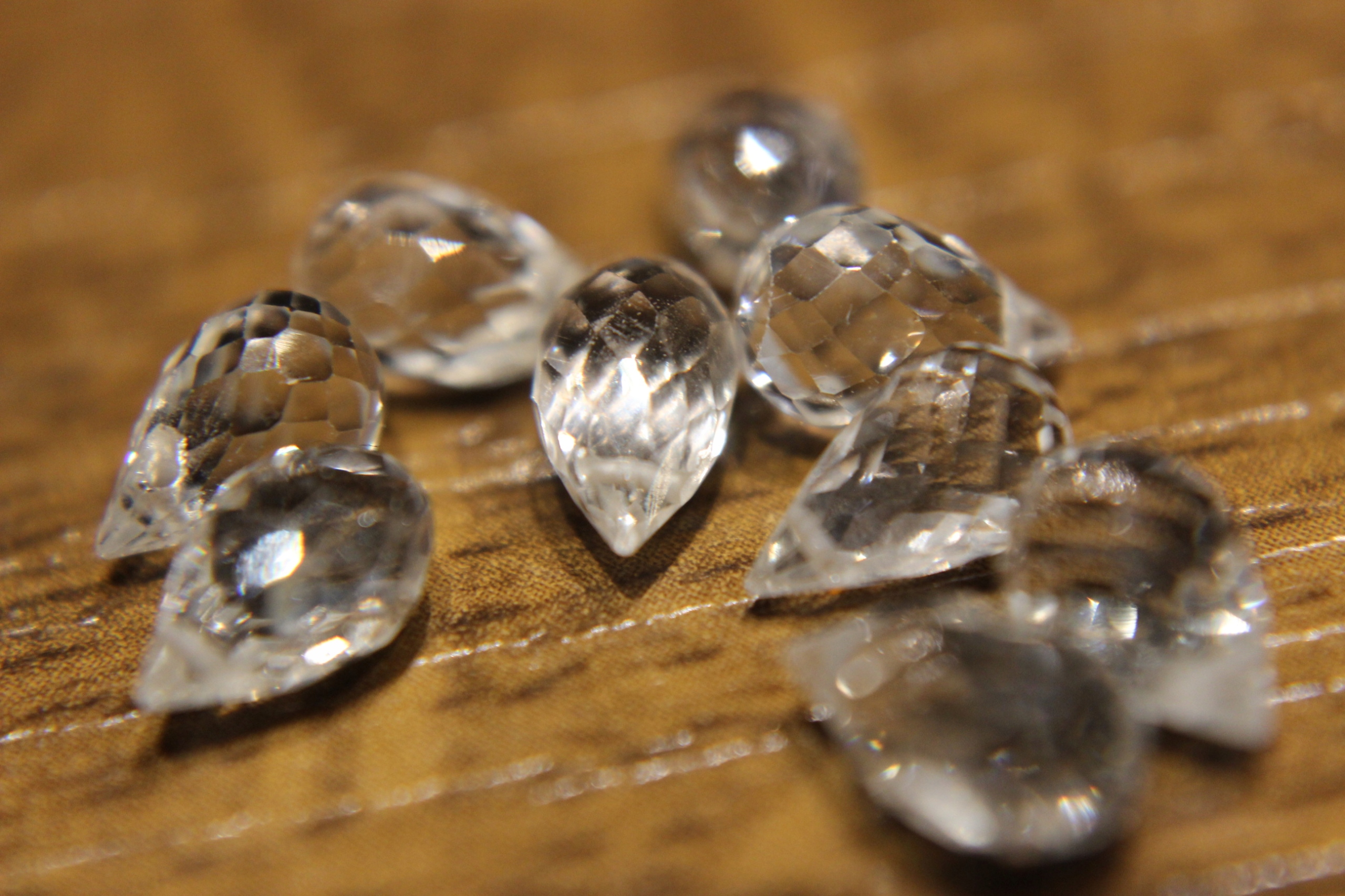 Bílé topazy přírodní kameny 12.00ct 9ks