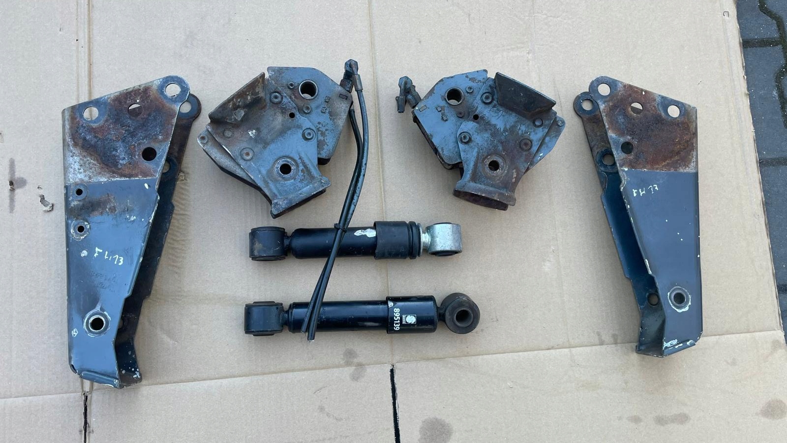 ZAWIESZENIE KABINY AMORTYZATOR ZAMEK KOMPLET VOLVO FH13