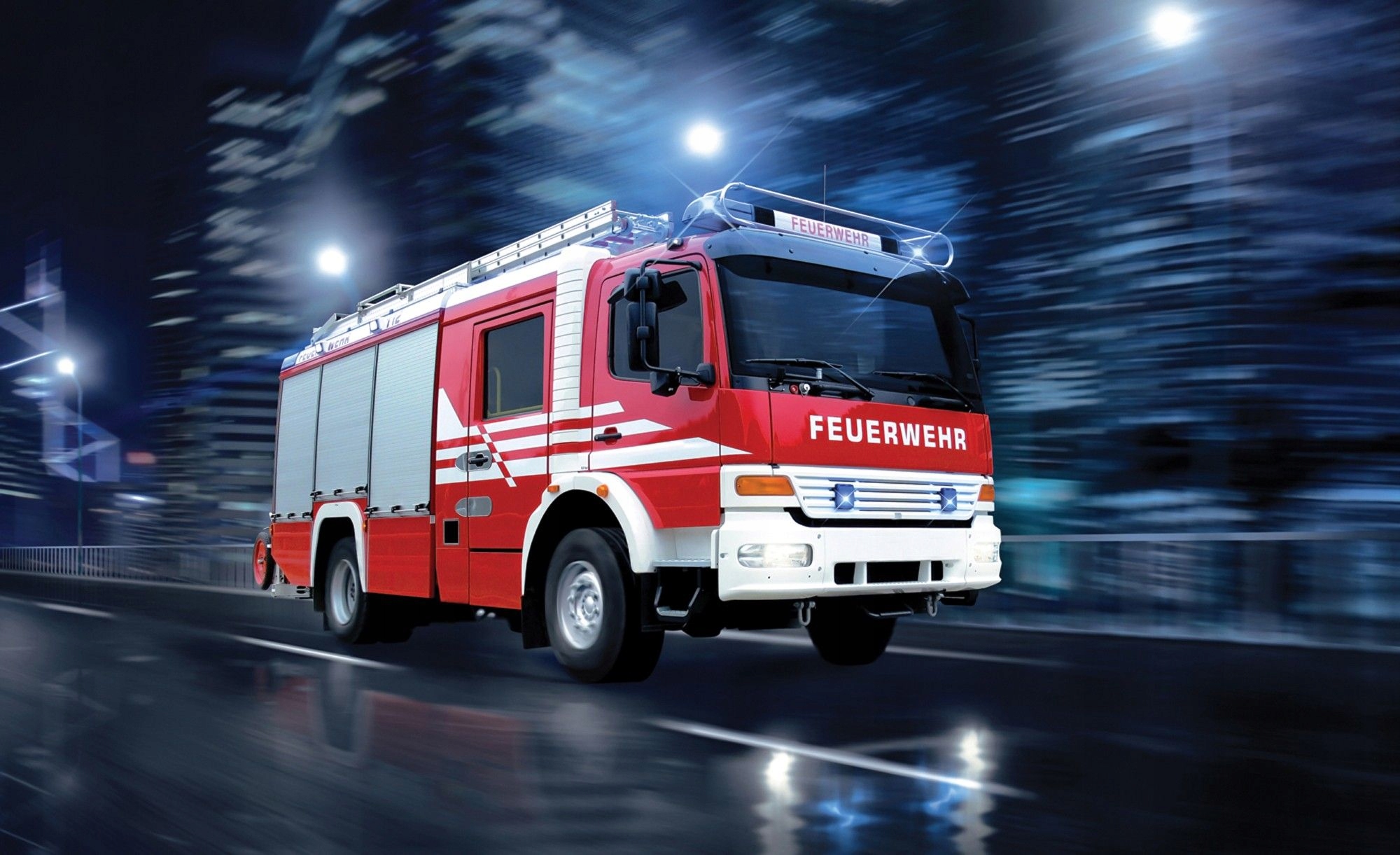 Flízovaná fototapeta Feuerwehr v noci město červený vůz 250x175 lepidlo