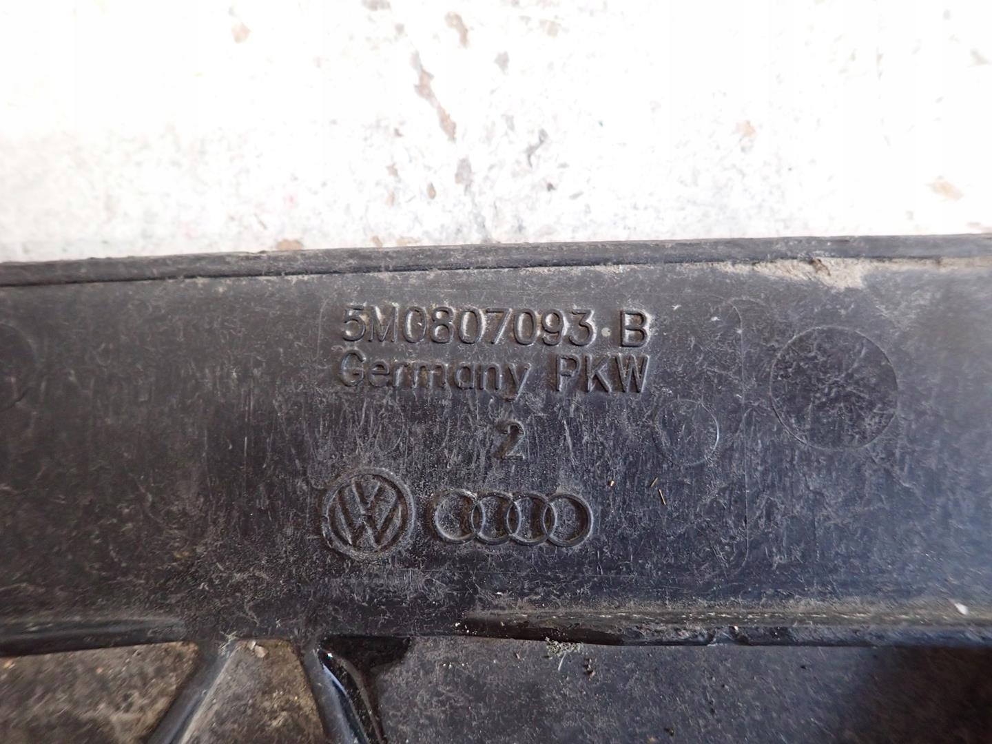 pillar of a bumper front VW GOLF V+ plus 2005- 5M0807093B
