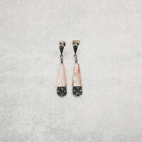 Stříbrné náušnice s růžovou perleťovou hmotou v geometrickém tvaru