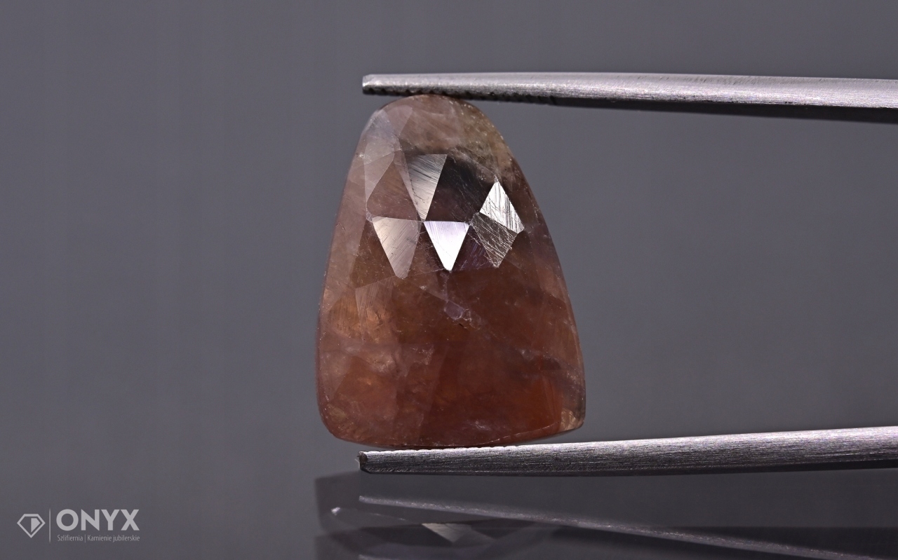 Safír fasetovaná nepravidelná rozeta 18x13 mm