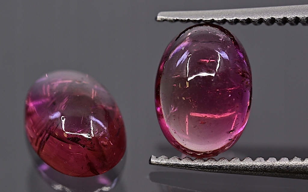 Turmalín kabošon Pár ovál 7x5 mm