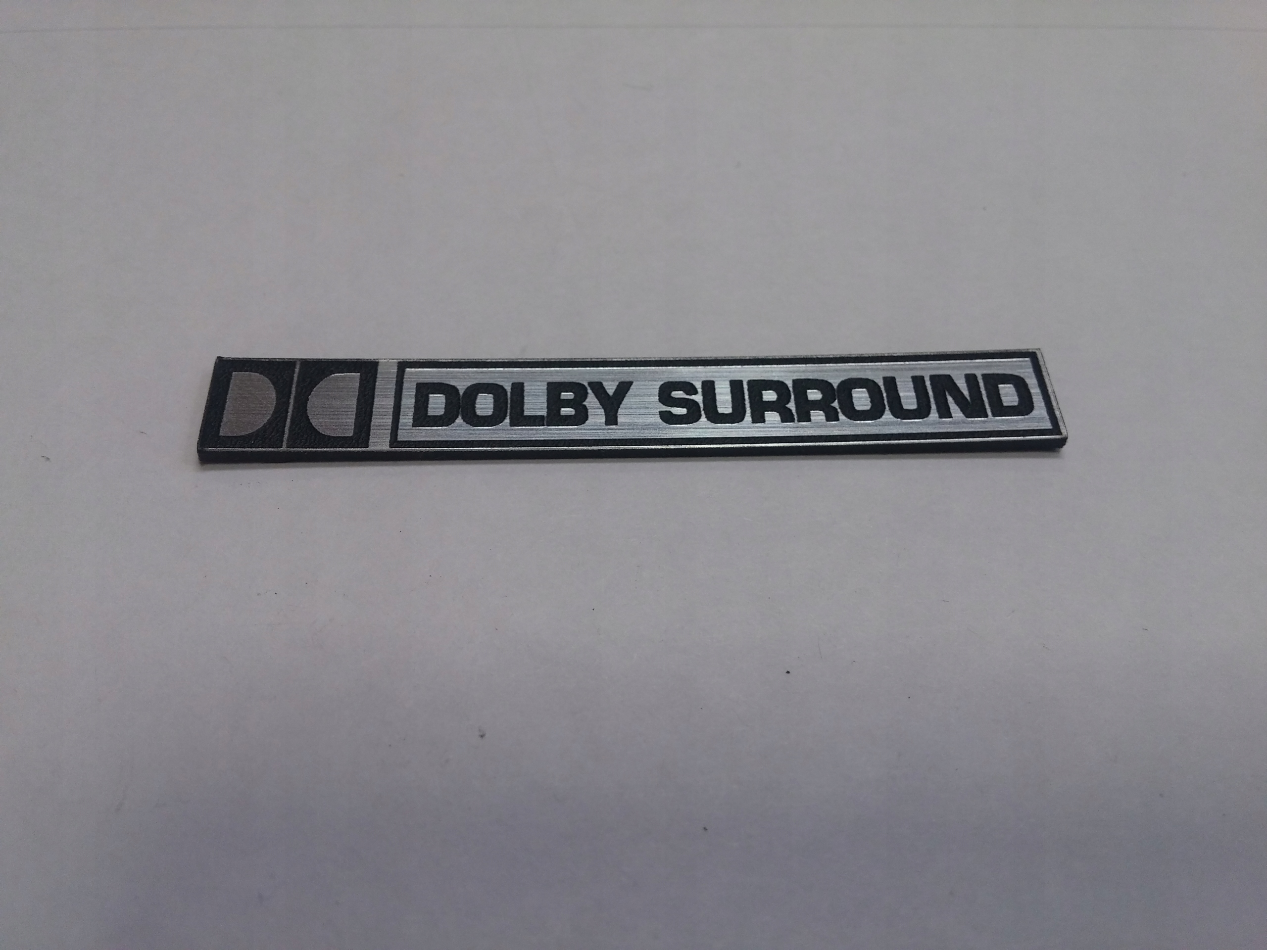 

Dolby Surround naklejka emblemat 60x8 mm *srebrna
