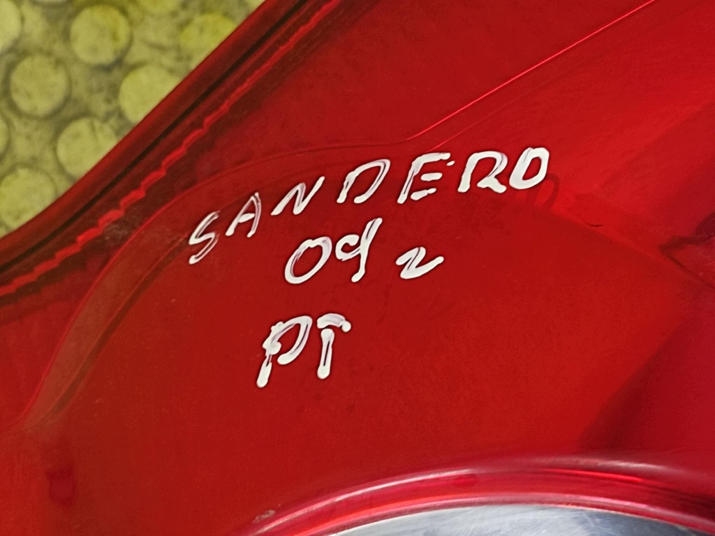 DACIA SANDERO feu droite arrière 8200734824