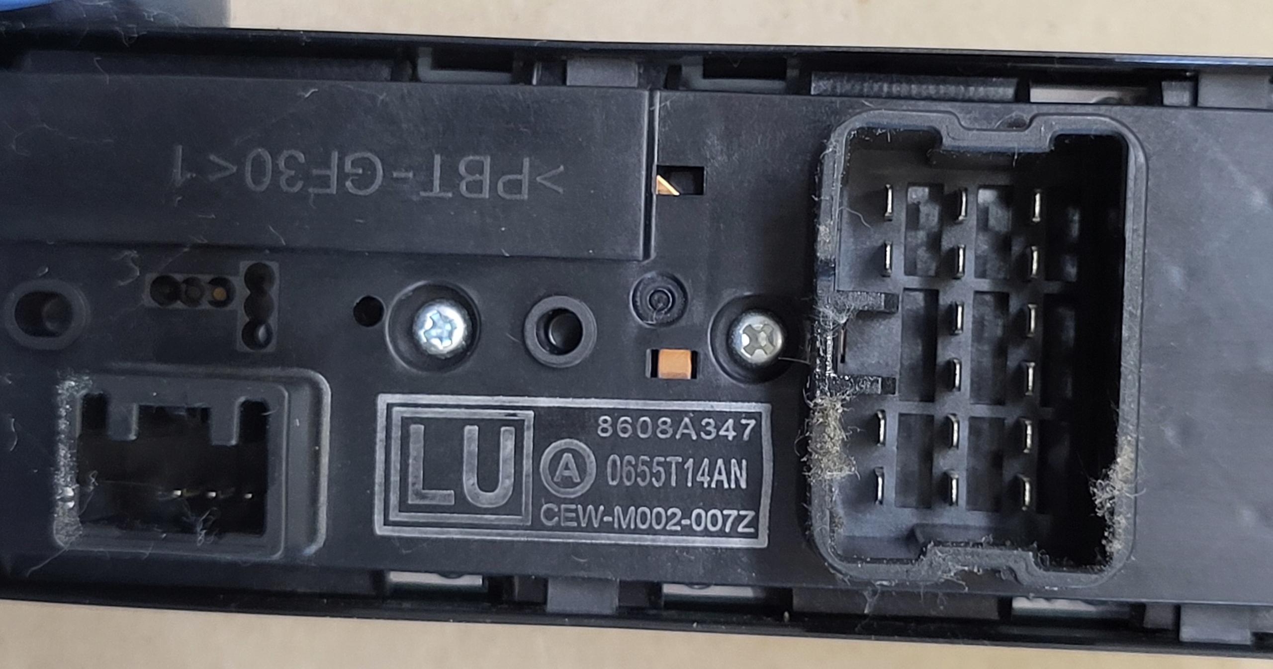 PANEL Commandes Vitre Gauche Avant MITSUBISHI OUTLANDER III OE EU 8608A347