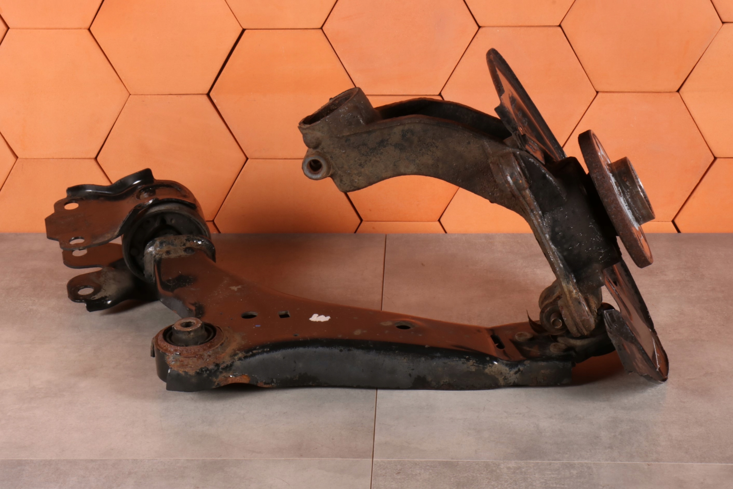 VOLVO XC60 a otoč rameno čepu levý předek 31451326