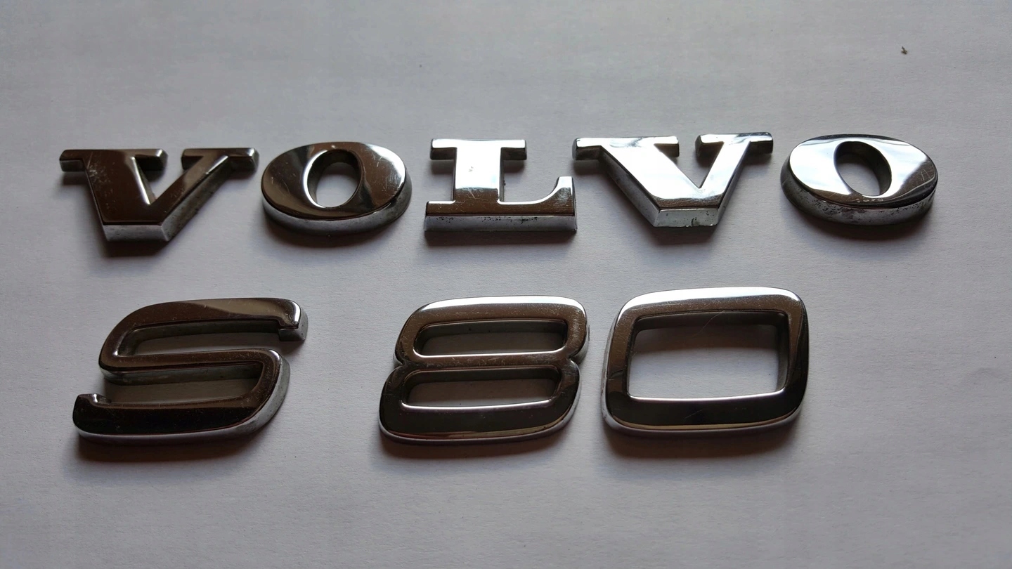 VOLVO S 80 LOGO EMBLEMAT ZNACZEK NA TYLNĄ KLAPĘ Numer katalogowy części ORYGINAŁ VOLVO