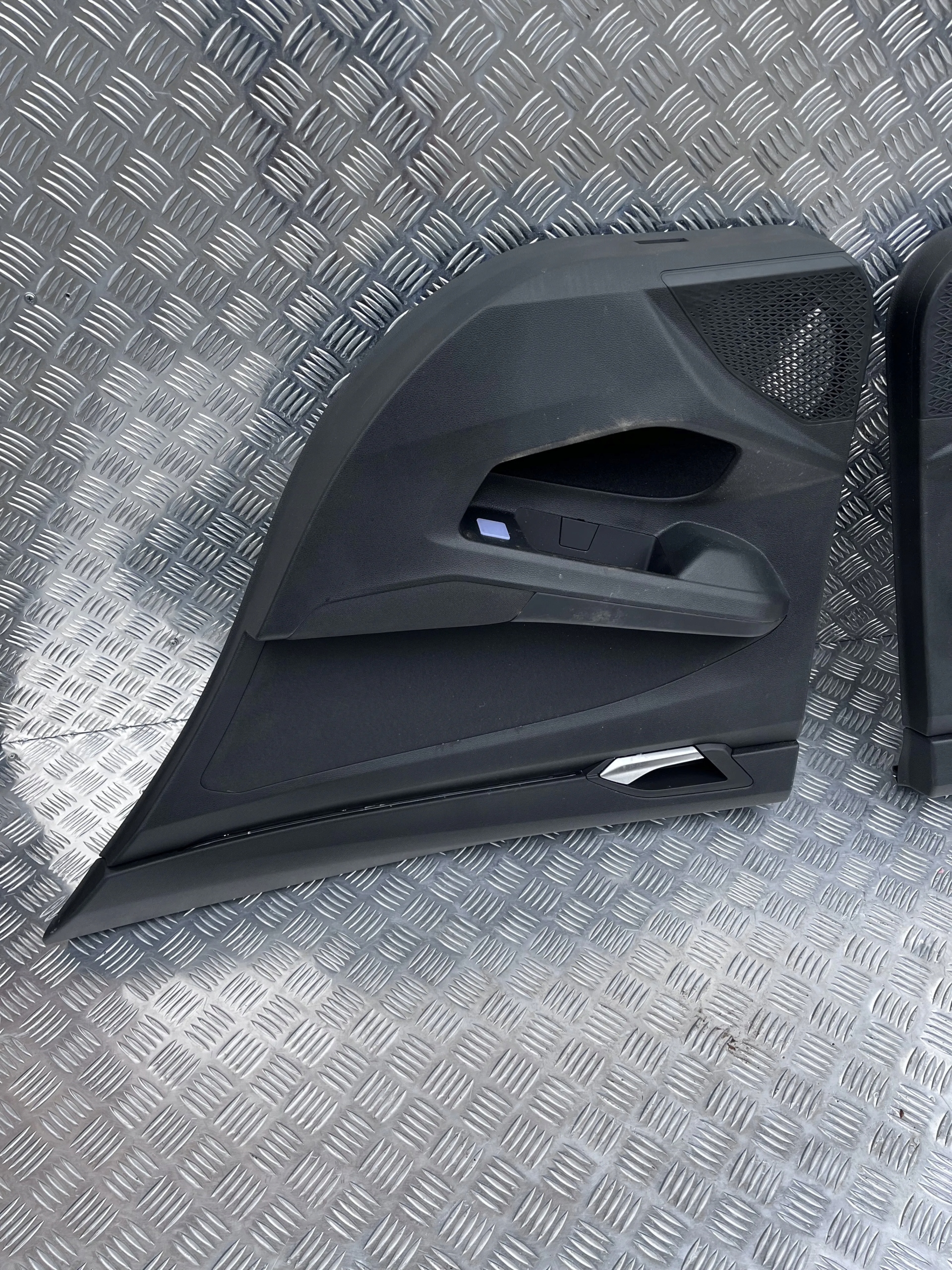 BOCZEK DRZWI TYŁ PRAWY VW GOLF VIII 19- HATCHBACK