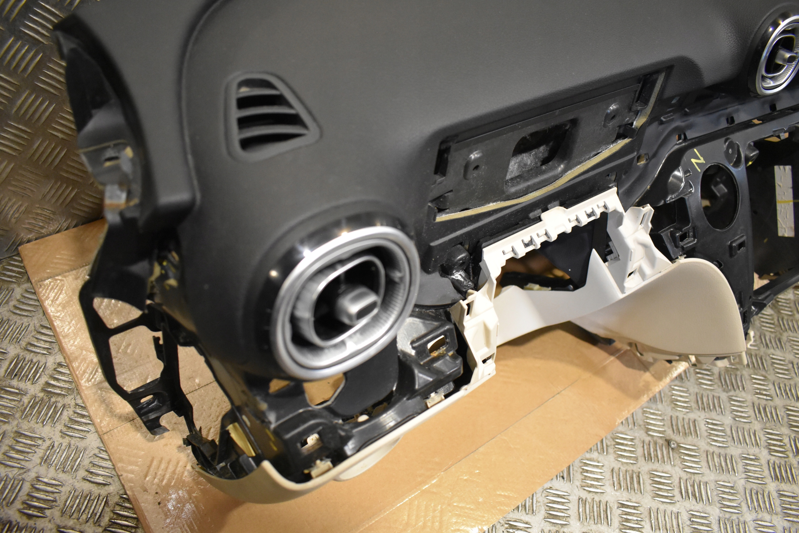 IDEALNA console dashboard MERCEDES W206 1