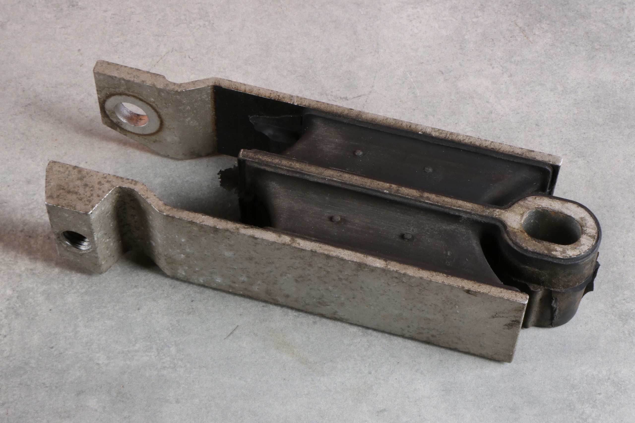 VOLVO XC60 and D4 2.0d D4204T14 support engine mount 9487476