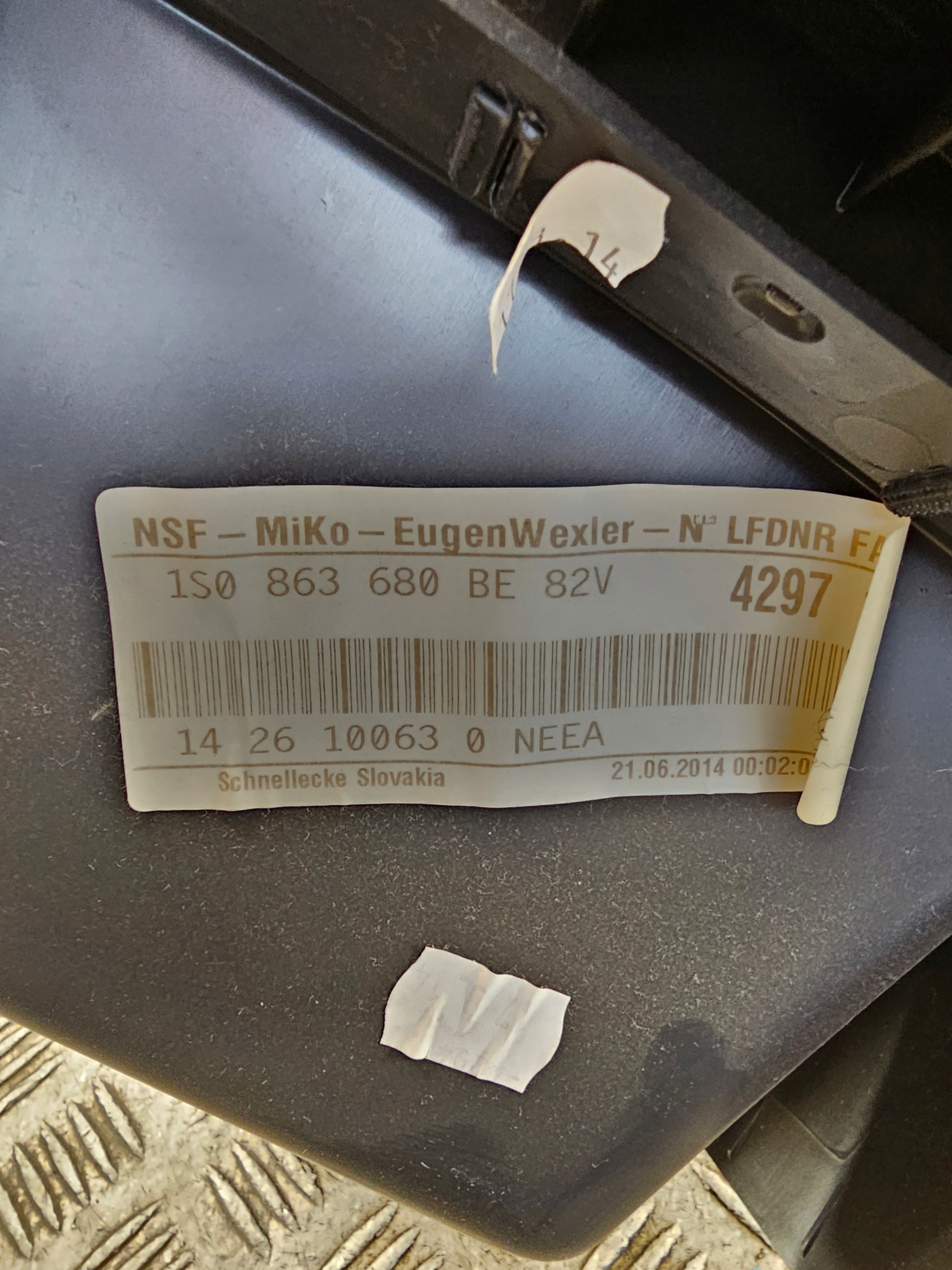 VW UP TUNEL central 1S0863680BE