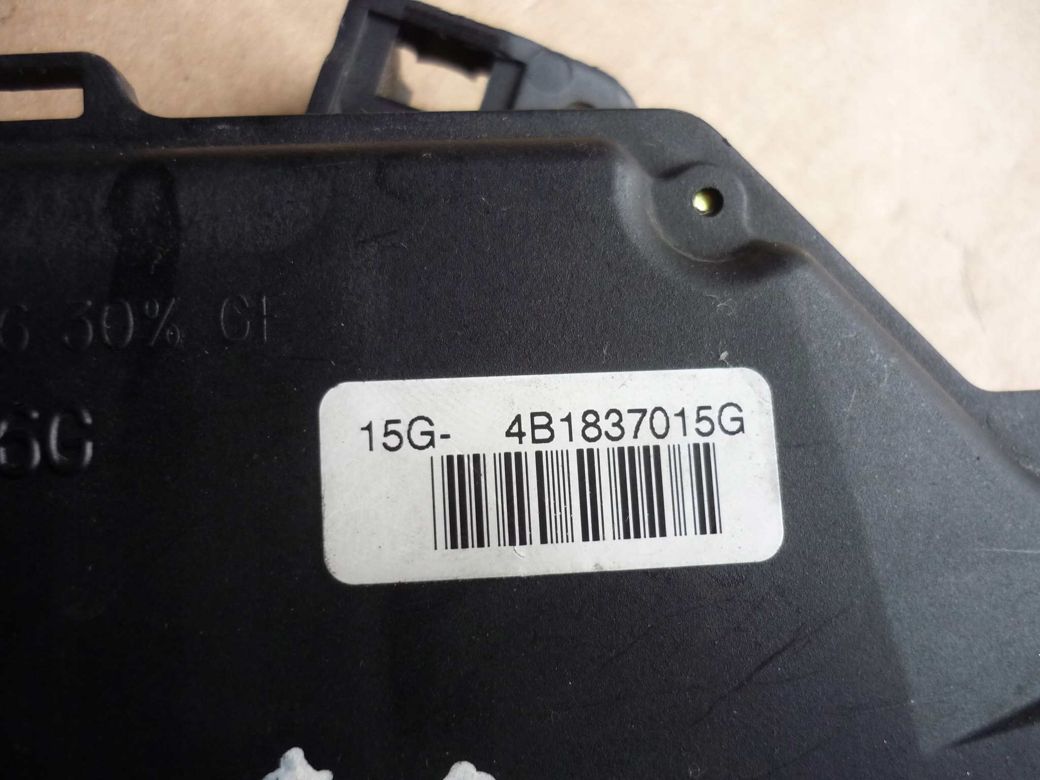 ZAMEK DRZWI LEWY PRZÓD AUDI A4 B6 4B1837015G 9PIN SPRAWNY Typ samochodu Samochody osobowe