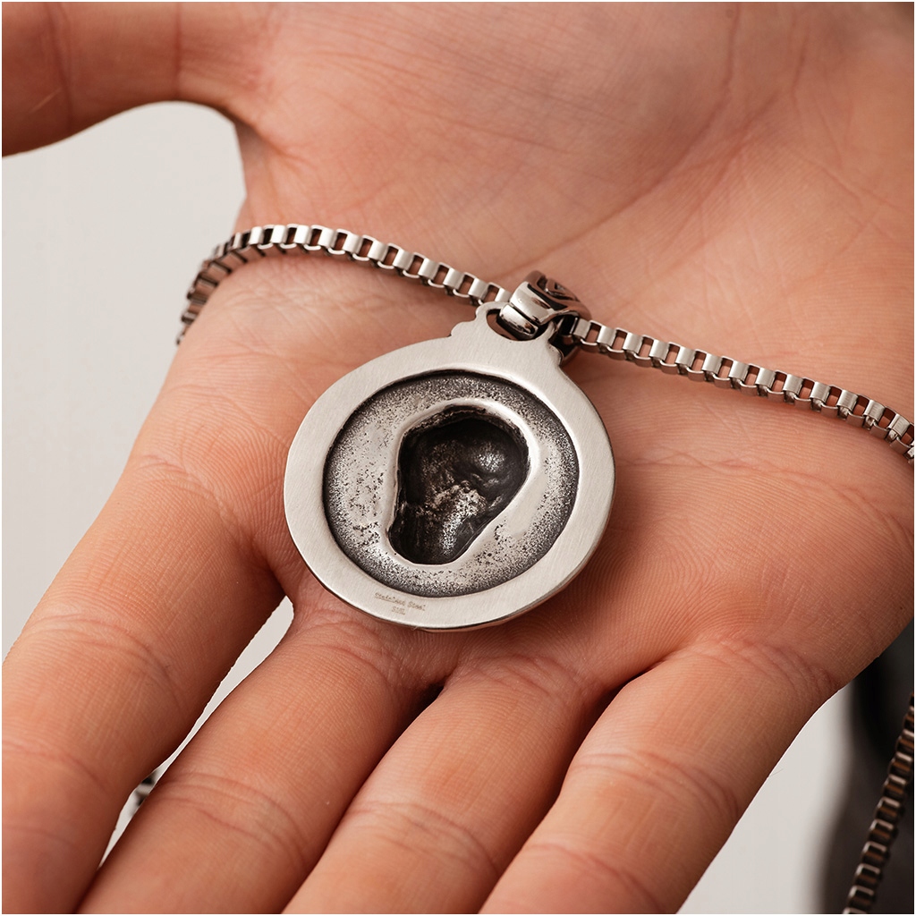 Zawieszka męska CZASZKA okrągła ORNAMENTY wisiorek STAL 316L Materiał stal