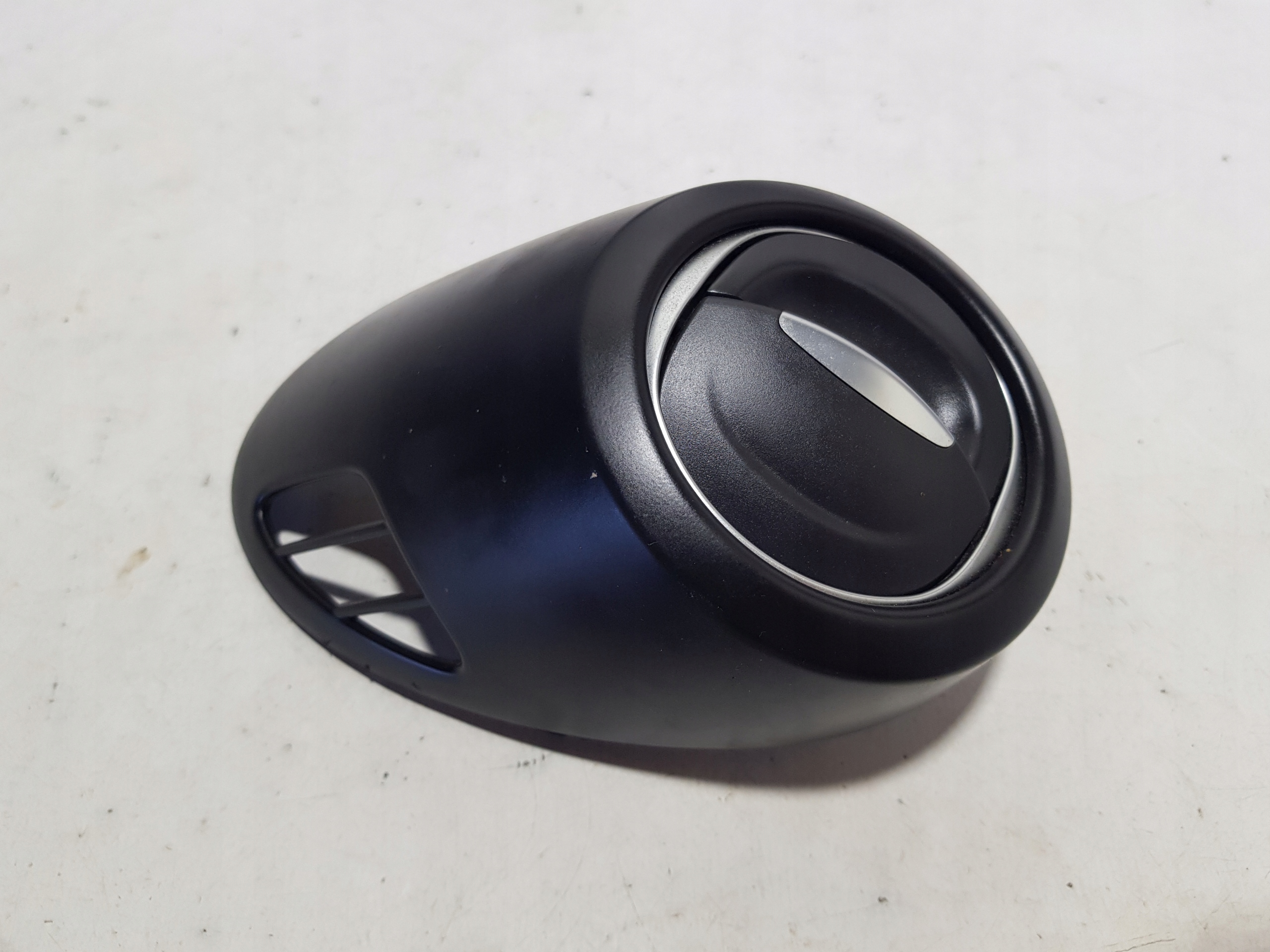 grid air conditioning devices left RENAULT ZOE II 687636641R