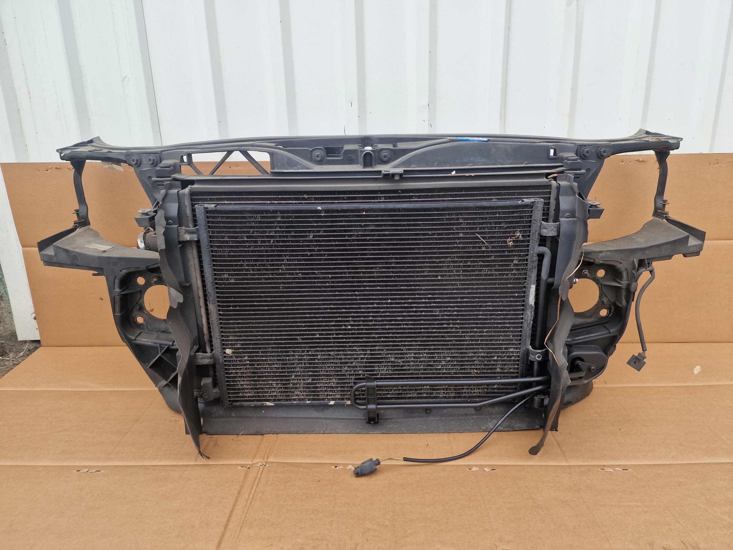 PAS PRZEDNI CHŁODNICE AUDI A4 B7 2.5 TDI 8E0805594G